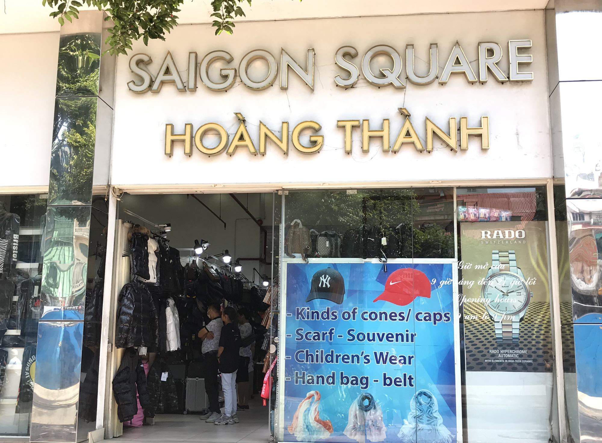 Chợ Bến Thành, Saigon Square ế chưa từng thấy, có tiểu thương đóng cửa, sang sạp vì virus corona - Ảnh 11. Chợ Bến Thành, Saigon Square ế chưa từng thấy, có tiểu thương đóng cửa, sang sạp vì virus corona - Ảnh 11.