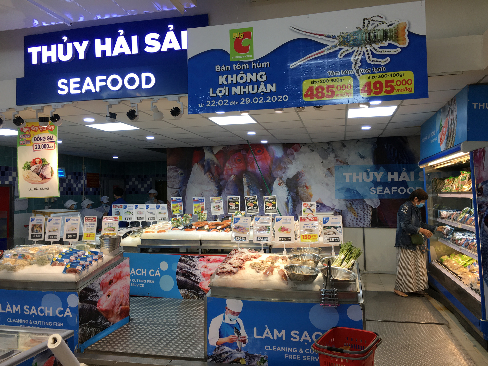 Tại TP Đà Nẵng, siêu thị Big C (quận Thanh Khê) bán tôm hùm đông lạnh không lợi nhuận giúp giải cứu hỗ trợ cho người dân các tỉnh Khánh Hòa, Phú Yên bị ảnh hưởng bỏi dịch Covid-19. Tại TP Đà Nẵng, siêu thị Big C (quận Thanh Khê) bán tôm hùm đông lạnh không lợi nhuận giúp giải cứu hỗ trợ cho người dân các tỉnh Khánh Hòa, Phú Yên bị ảnh hưởng bỏi dịch Covid-19.