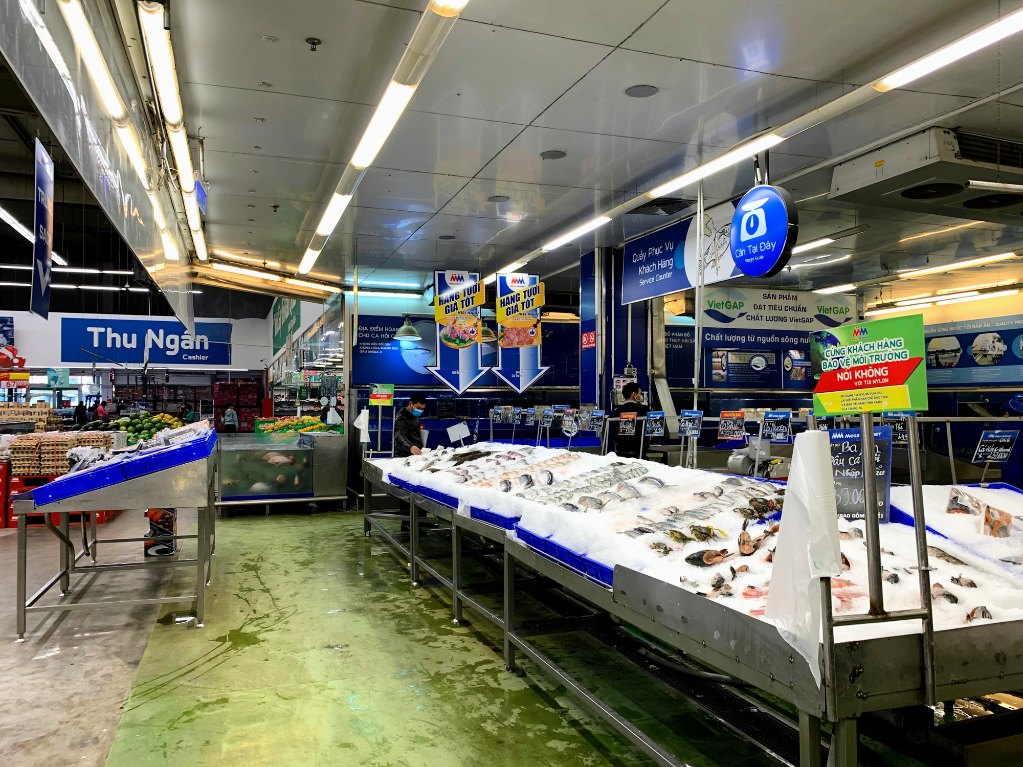 Người Hà Nội thức trắng đêm để canh mua tôm hùm trợ giá - Ảnh 3. Người Hà Nội thức trắng đêm để canh mua tôm hùm trợ giá - Ảnh 3.