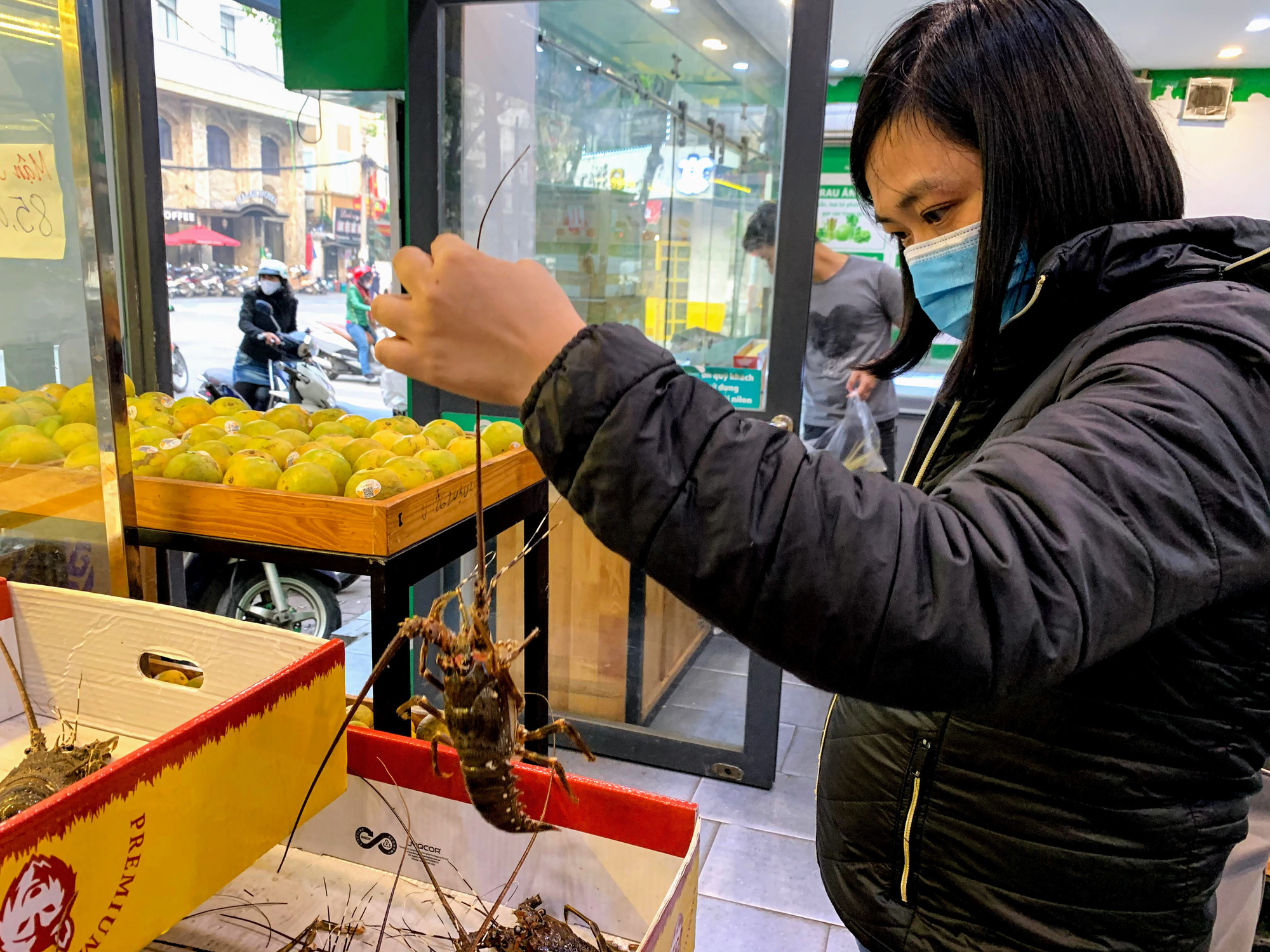 Người Hà Nội thức trắng đêm để canh mua tôm hùm trợ giá - Ảnh 1. Người Hà Nội thức trắng đêm để canh mua tôm hùm trợ giá - Ảnh 1.