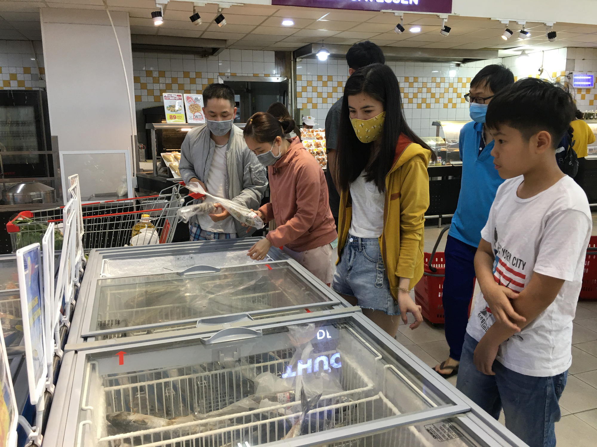 Giải cứu tôm hùm ở Đà Nẵng: Sức mua nhẹ, người dân muốn mua loại còn sống nhưng chỉ có hàng đông lạnh - Ảnh 7. Giải cứu tôm hùm ở Đà Nẵng: Sức mua nhẹ, người dân muốn mua loại còn sống nhưng chỉ có hàng đông lạnh - Ảnh 7.