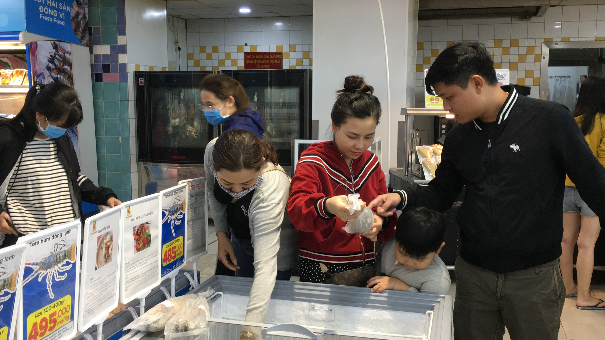 Giải cứu tôm hùm ở Đà Nẵng: Sức mua nhẹ, người dân muốn mua loại còn sống nhưng chỉ có hàng đông lạnh - Ảnh 8. Giải cứu tôm hùm ở Đà Nẵng: Sức mua nhẹ, người dân muốn mua loại còn sống nhưng chỉ có hàng đông lạnh - Ảnh 8.
