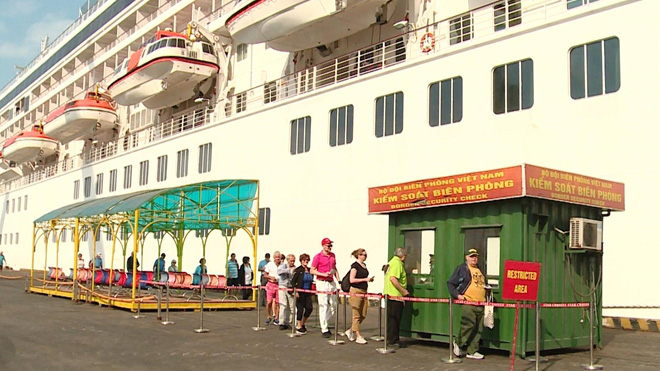 Tàu du lịch Âu, Mỹ chở khách thượng lưu đến Đà Nẵng du lịch khi thành phố phòng dịch Covid-19 tốt - Ảnh 1.