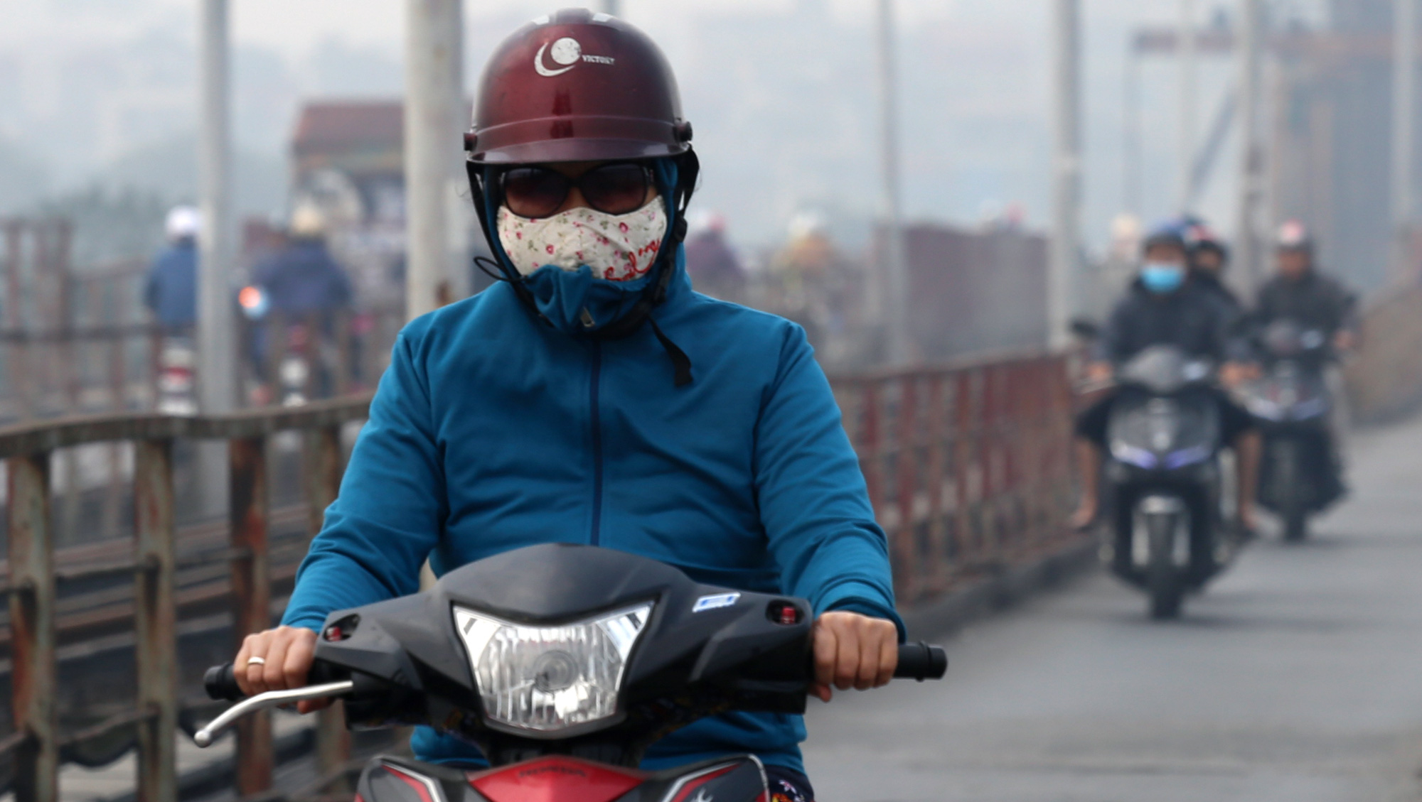 Hà Nội ô nhiễm không khí ở mức cảnh báo tím từ sáng đến chiều - Ảnh 16. Hà Nội ô nhiễm không khí ở mức cảnh báo tím từ sáng đến chiều - Ảnh 16.