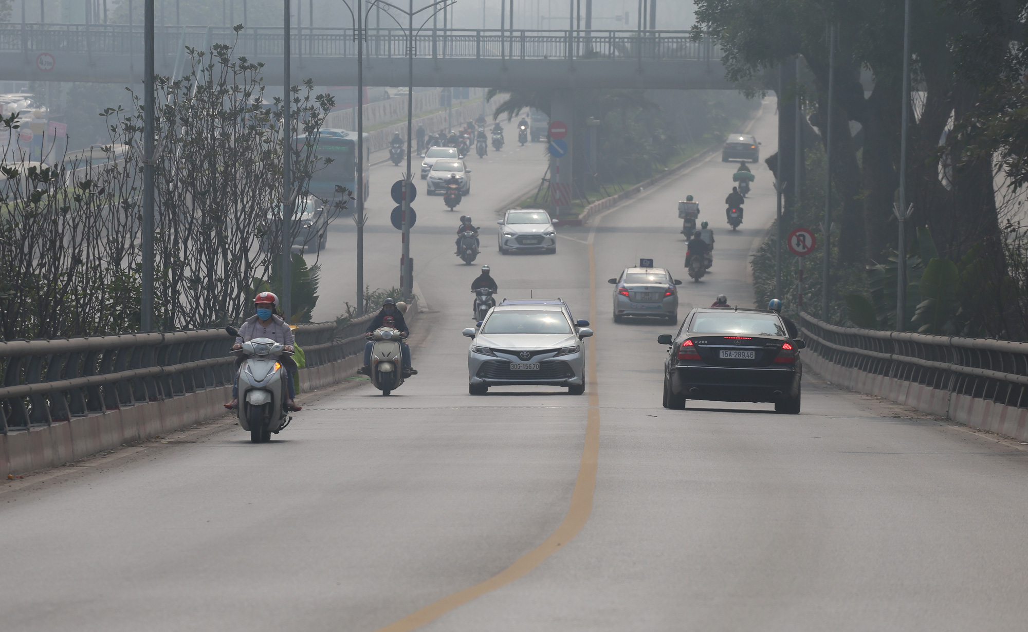Hà Nội ô nhiễm không khí ở mức cảnh báo tím từ sáng đến chiều - Ảnh 10. Hà Nội ô nhiễm không khí ở mức cảnh báo tím từ sáng đến chiều - Ảnh 10.