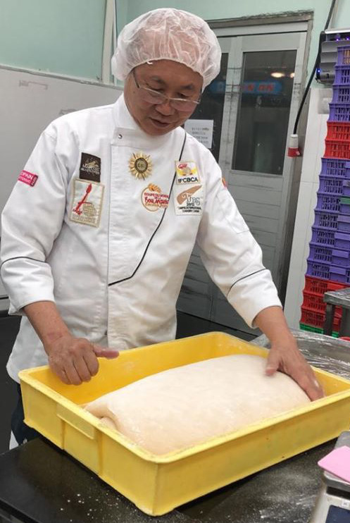 Sau bánh mì thanh long, ông Kao Siêu Lực sáng chế bánh mì dưa hấu tìm đầu ra cho nông sản Việt - Ảnh 1. Sau bánh mì thanh long, ông Kao Siêu Lực sáng chế bánh mì dưa hấu tìm đầu ra cho nông sản Việt - Ảnh 1.