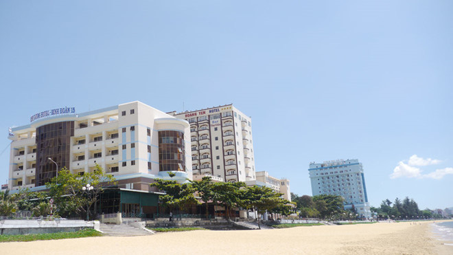 Chủ tịch tỉnh Bình Định chỉ đạo làm việc với doanh nghiệp, di dời 3 khách sạn ven biển để làm công viên - Ảnh 1. Chủ tịch tỉnh Bình Định chỉ đạo làm việc với doanh nghiệp, di dời 3 khách sạn ven biển để làm công viên - Ảnh 1.