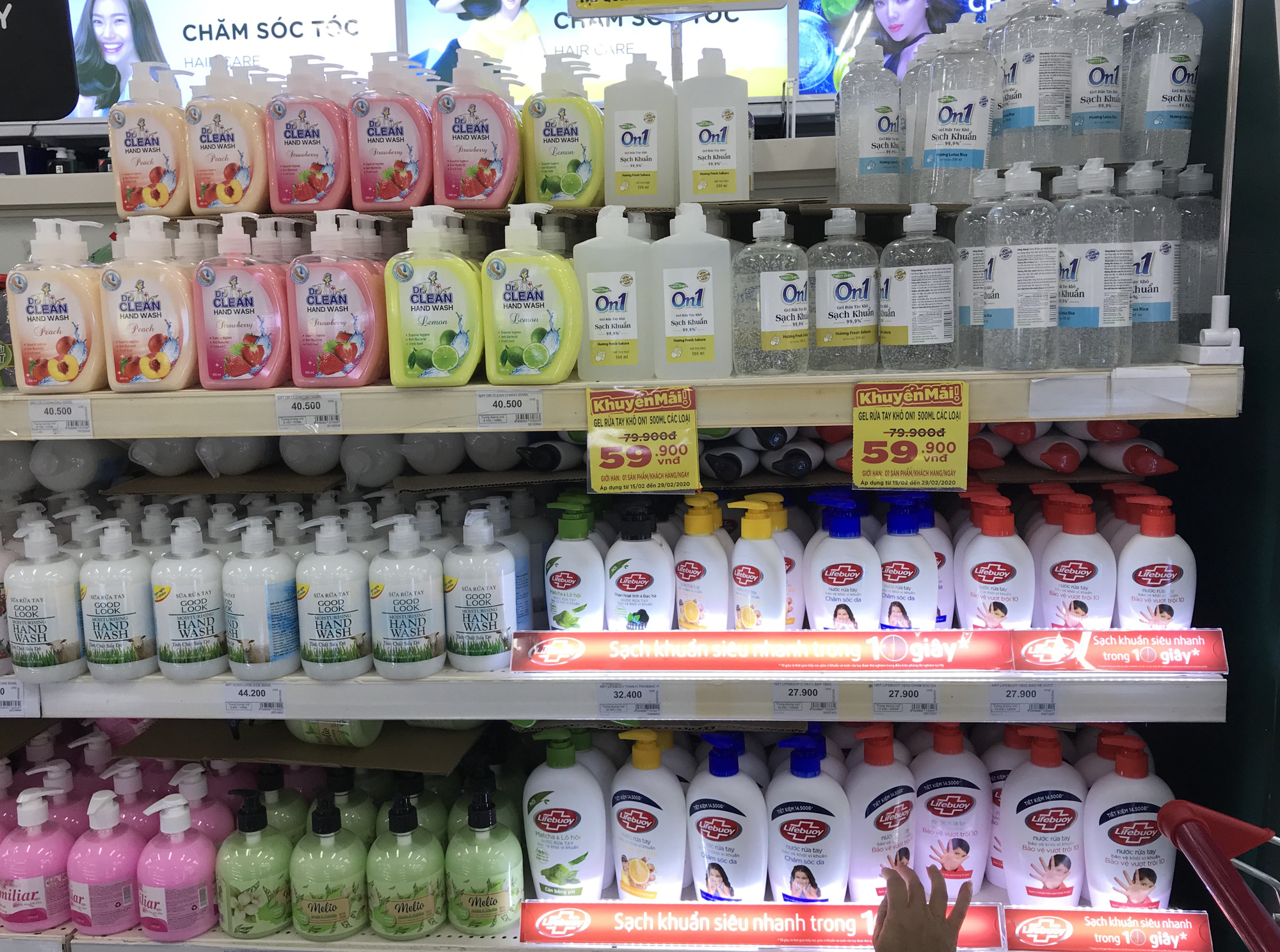 Nước rửa tay, gel sát khuẩn khô phòng virus corona đầy ắp tại siêu thị, đang giảm giá sâu - Ảnh 1. Nước rửa tay, gel sát khuẩn khô phòng virus corona đầy ắp tại siêu thị, đang giảm giá sâu - Ảnh 1.