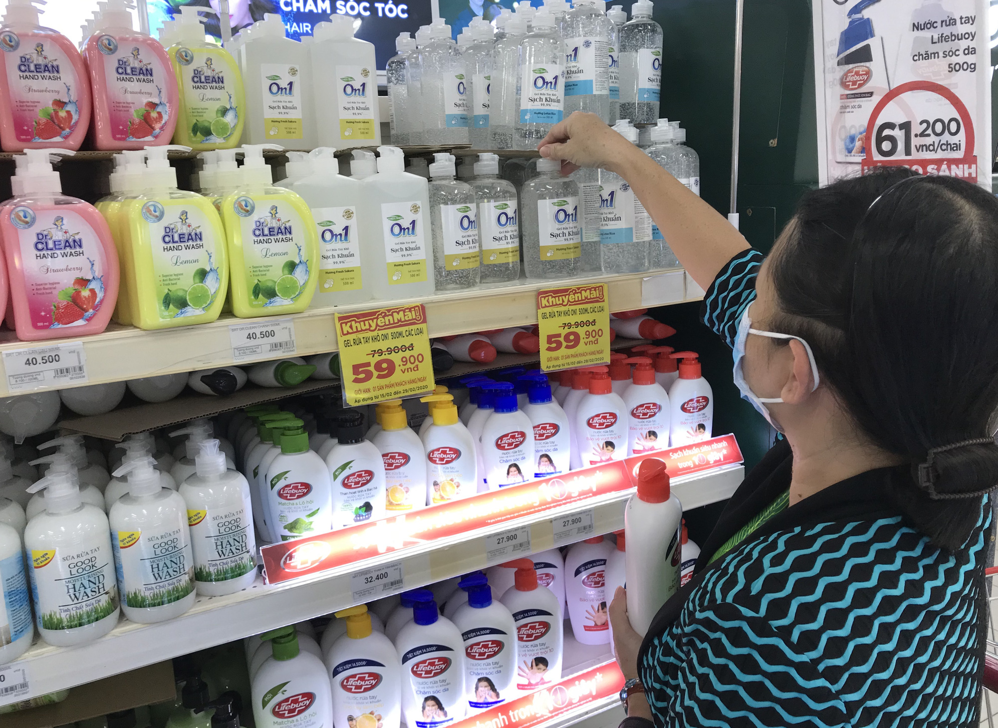 Nước rửa tay, gel sát khuẩn khô phòng virus corona đầy ắp tại siêu thị, đang giảm giá sâu - Ảnh 5. Nước rửa tay, gel sát khuẩn khô phòng virus corona đầy ắp tại siêu thị, đang giảm giá sâu - Ảnh 5.