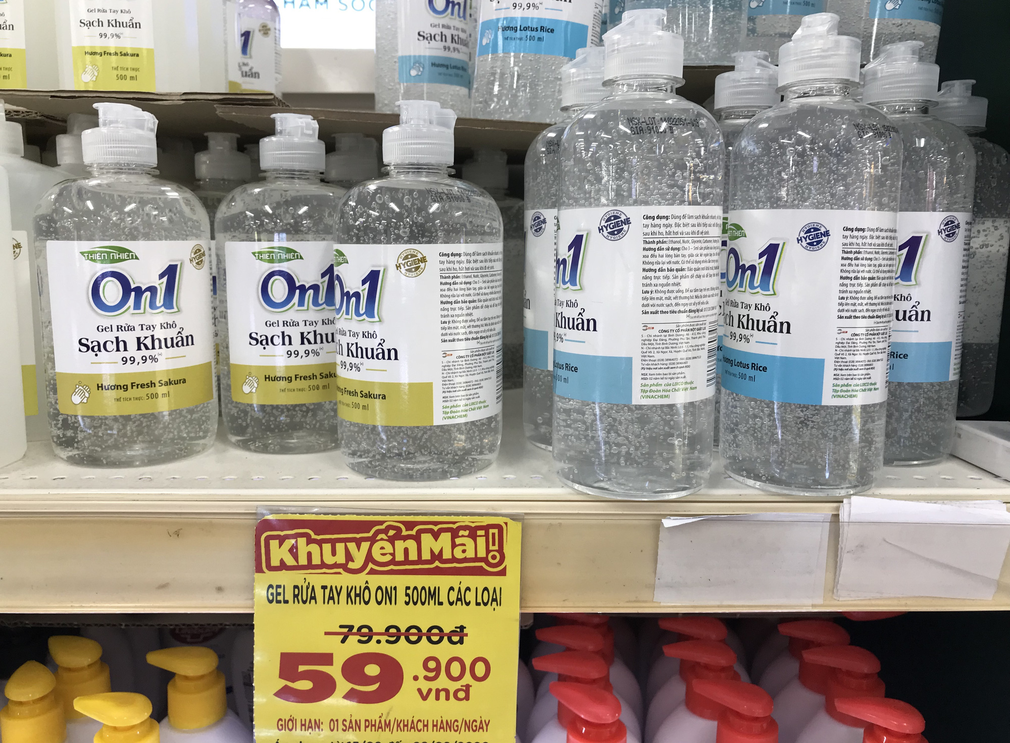 Nước rửa tay, gel sát khuẩn khô phòng virus corona đầy ắp tại siêu thị, đang giảm giá sâu - Ảnh 3. Nước rửa tay, gel sát khuẩn khô phòng virus corona đầy ắp tại siêu thị, đang giảm giá sâu - Ảnh 3.