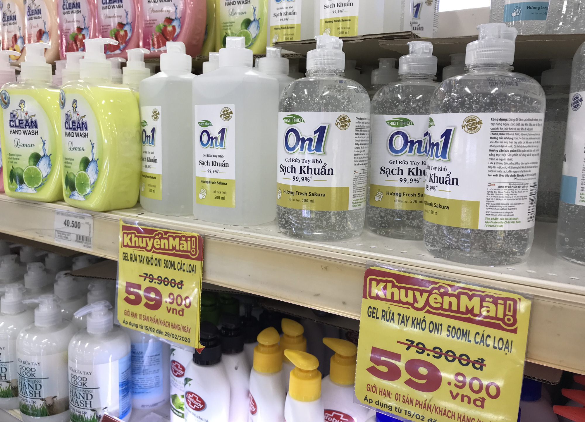 Nước rửa tay, gel sát khuẩn khô phòng virus corona đầy ắp tại siêu thị, đang giảm giá sâu - Ảnh 4. Nước rửa tay, gel sát khuẩn khô phòng virus corona đầy ắp tại siêu thị, đang giảm giá sâu - Ảnh 4.