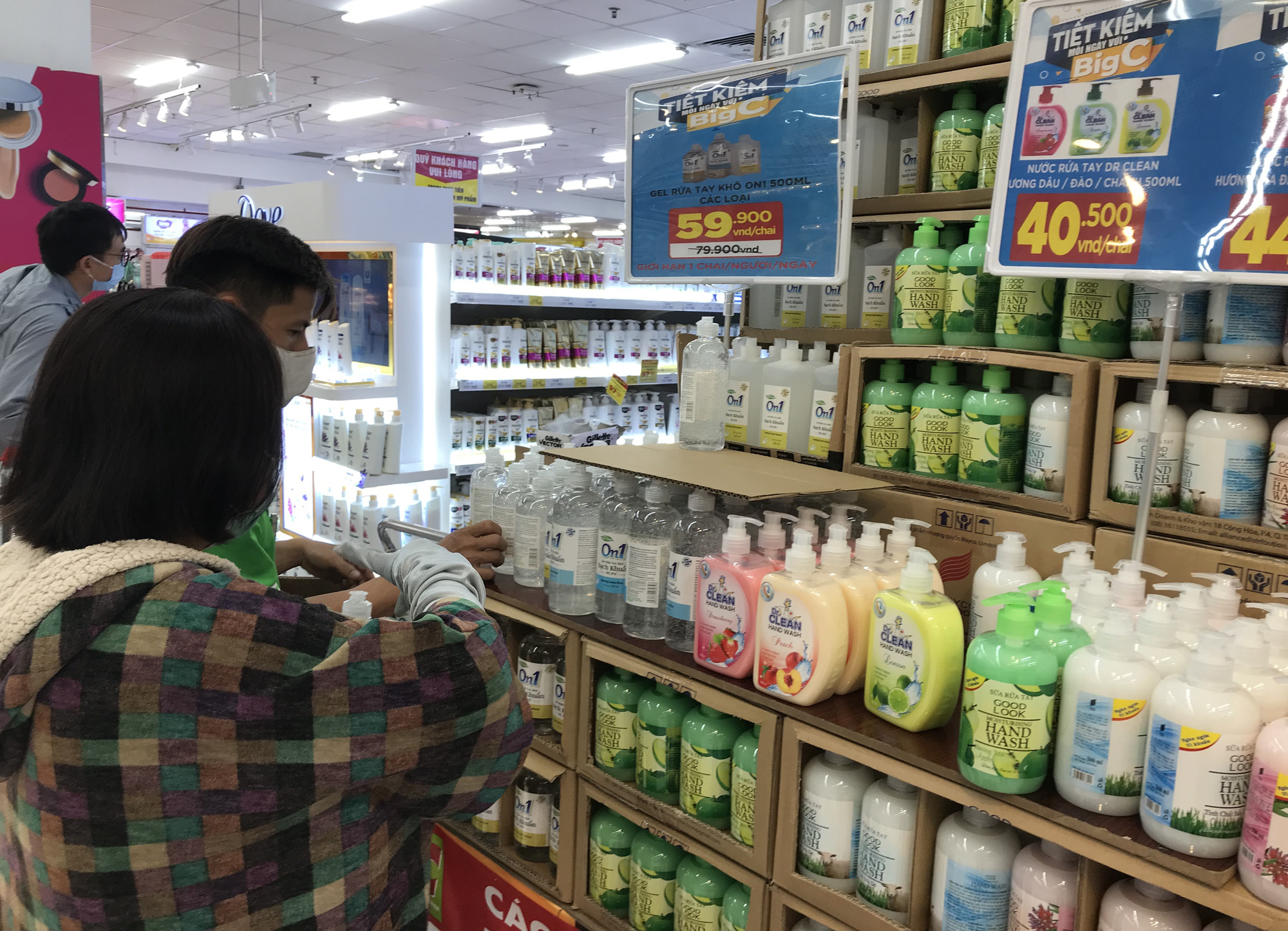 Nước rửa tay, gel sát khuẩn khô phòng virus corona đầy ắp tại siêu thị, đang giảm giá sâu - Ảnh 8. Nước rửa tay, gel sát khuẩn khô phòng virus corona đầy ắp tại siêu thị, đang giảm giá sâu - Ảnh 8.