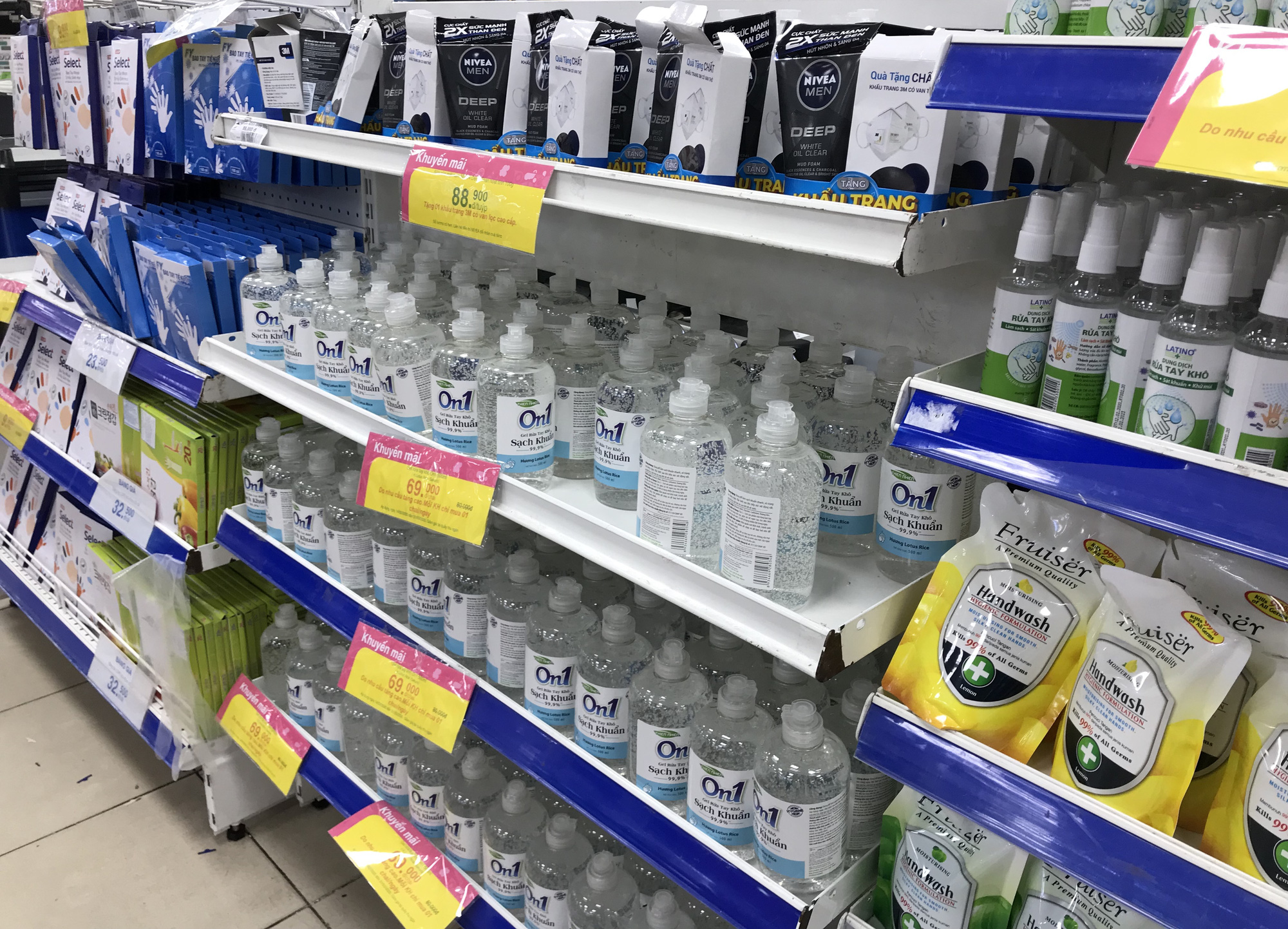 Nước rửa tay, gel sát khuẩn khô phòng virus corona đầy ắp tại siêu thị, đang giảm giá sâu - Ảnh 10. Nước rửa tay, gel sát khuẩn khô phòng virus corona đầy ắp tại siêu thị, đang giảm giá sâu - Ảnh 10.