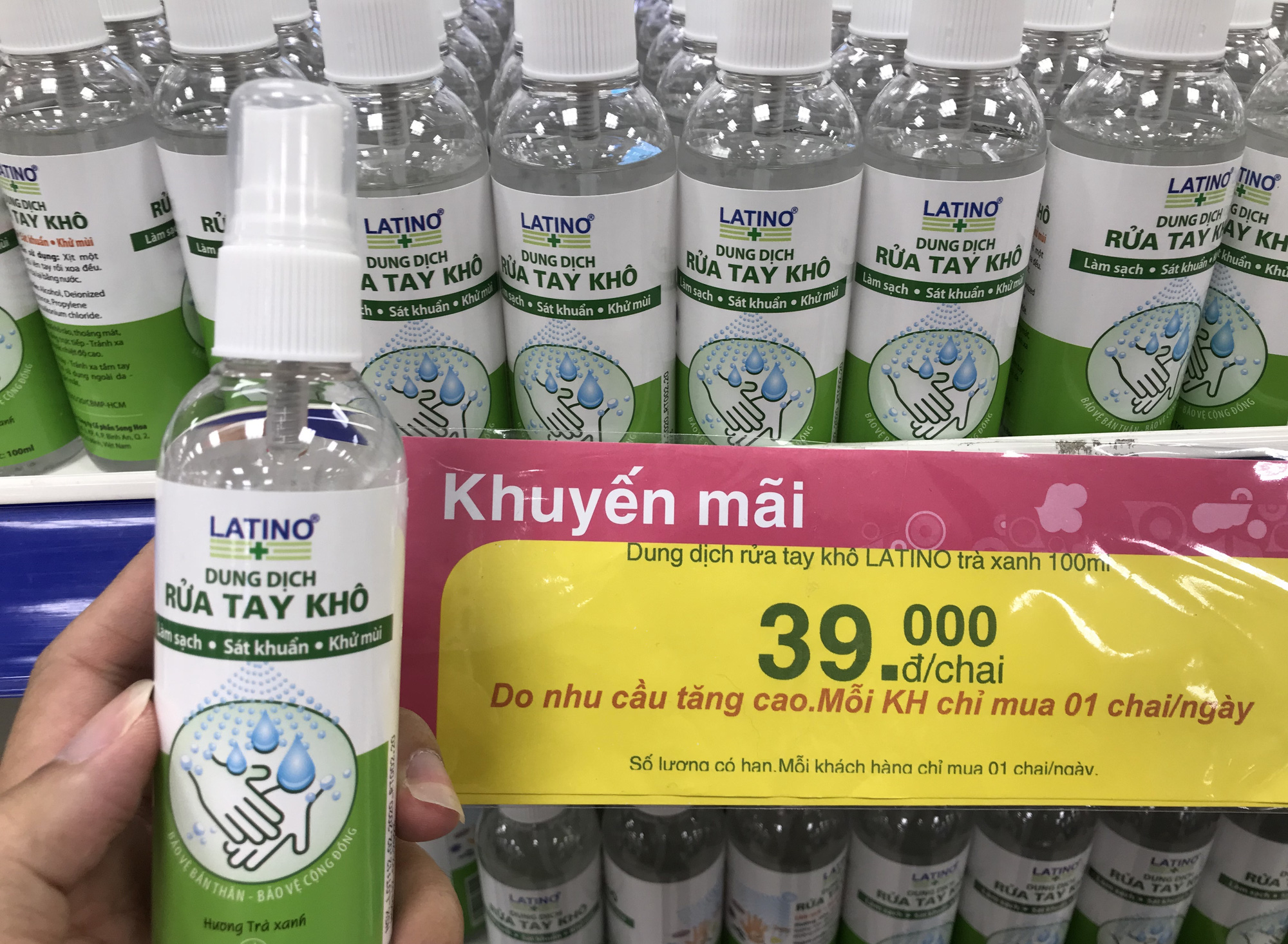 Nước rửa tay, gel sát khuẩn khô phòng virus corona đầy ắp tại siêu thị, đang giảm giá sâu - Ảnh 11. Nước rửa tay, gel sát khuẩn khô phòng virus corona đầy ắp tại siêu thị, đang giảm giá sâu - Ảnh 11.