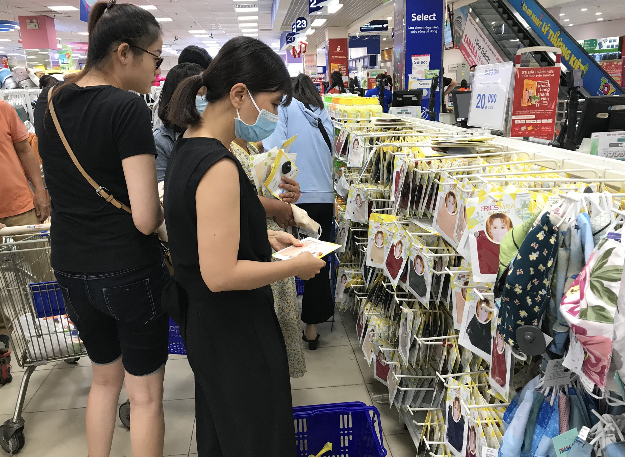 Nước rửa tay, gel sát khuẩn khô phòng virus corona đầy ắp tại siêu thị, đang giảm giá sâu - Ảnh 12. Nước rửa tay, gel sát khuẩn khô phòng virus corona đầy ắp tại siêu thị, đang giảm giá sâu - Ảnh 12.