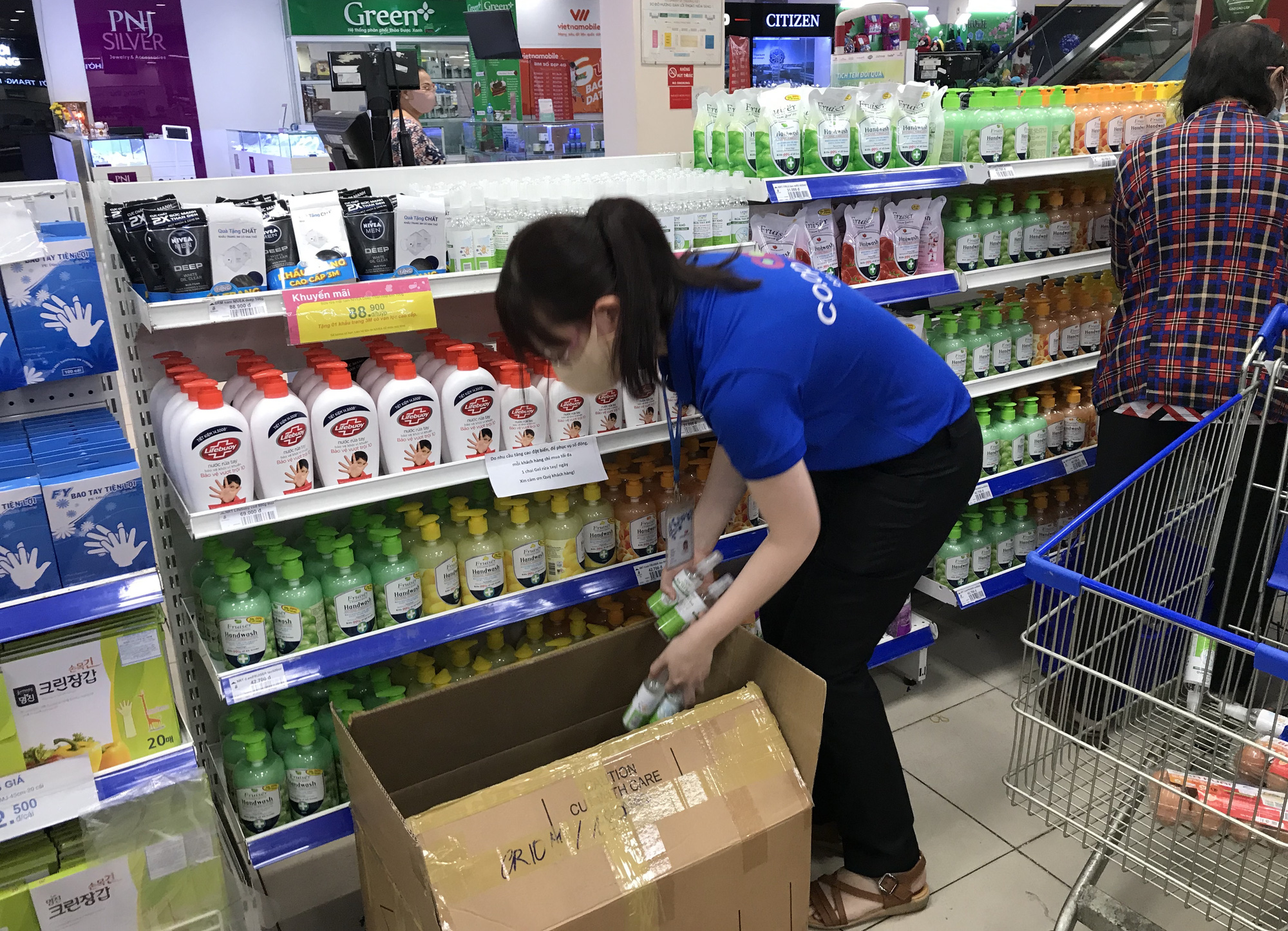 Nước rửa tay, gel sát khuẩn khô phòng virus corona đầy ắp tại siêu thị, đang giảm giá sâu - Ảnh 9. Nước rửa tay, gel sát khuẩn khô phòng virus corona đầy ắp tại siêu thị, đang giảm giá sâu - Ảnh 9.