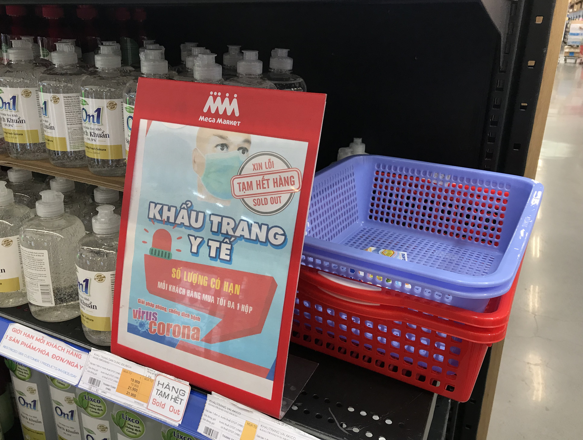 Nước rửa tay, gel sát khuẩn khô phòng virus corona đầy ắp tại siêu thị, đang giảm giá sâu - Ảnh 15. Nước rửa tay, gel sát khuẩn khô phòng virus corona đầy ắp tại siêu thị, đang giảm giá sâu - Ảnh 15.