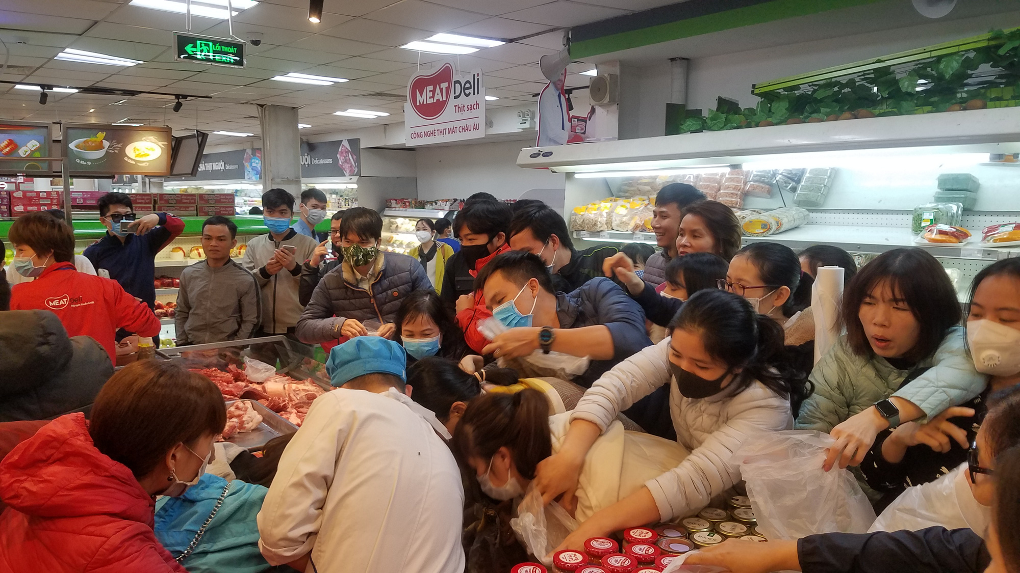 Hãi hùng cảnh tượng người Hà Nội chen lấn, giành giật để mua tôm hùm giảm giá - Ảnh 3. Hãi hùng cảnh tượng người Hà Nội chen lấn, giành giật để mua tôm hùm giảm giá - Ảnh 3.