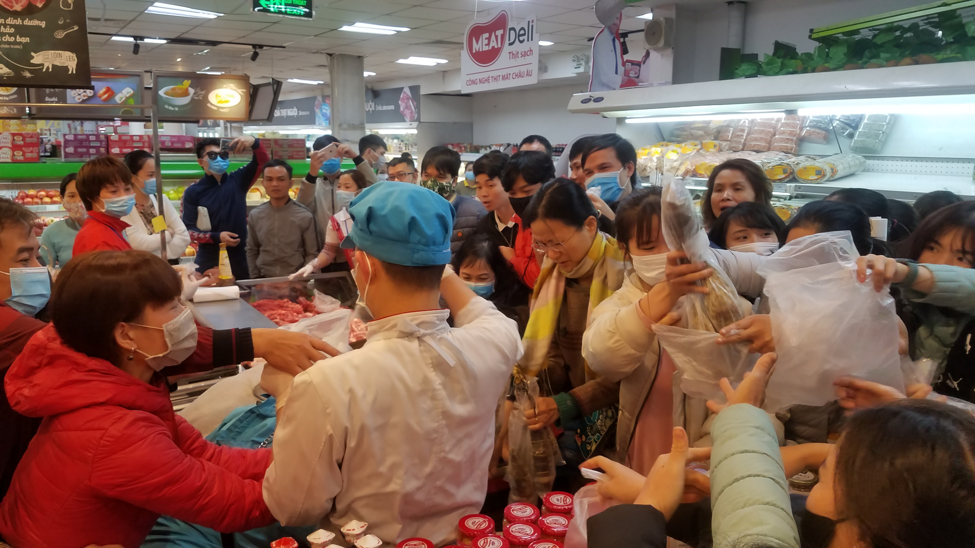 Hãi hùng cảnh tượng người Hà Nội chen lấn, giành giật để mua tôm hùm giảm giá - Ảnh 6. Hãi hùng cảnh tượng người Hà Nội chen lấn, giành giật để mua tôm hùm giảm giá - Ảnh 6.