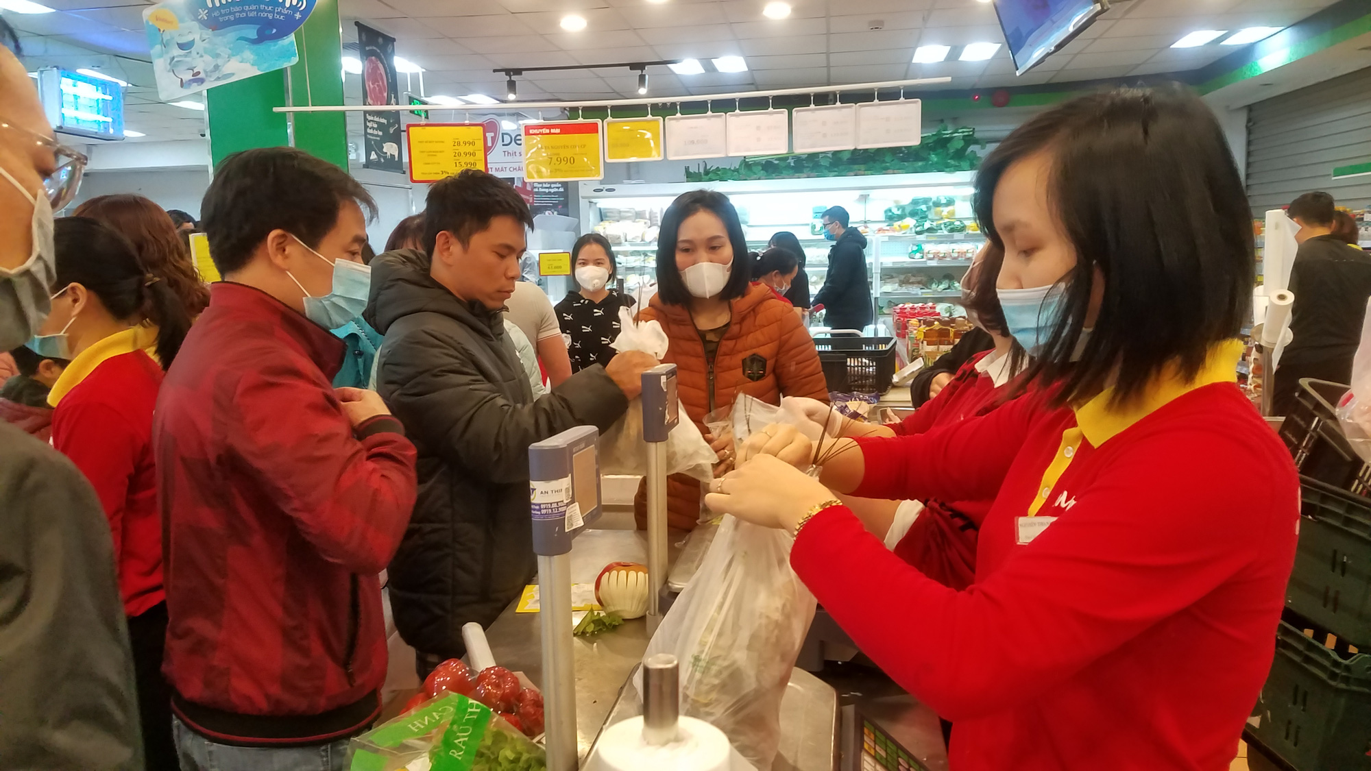Hãi hùng cảnh tượng người Hà Nội chen lấn, giành giật để mua tôm hùm giảm giá - Ảnh 5. Hãi hùng cảnh tượng người Hà Nội chen lấn, giành giật để mua tôm hùm giảm giá - Ảnh 5.