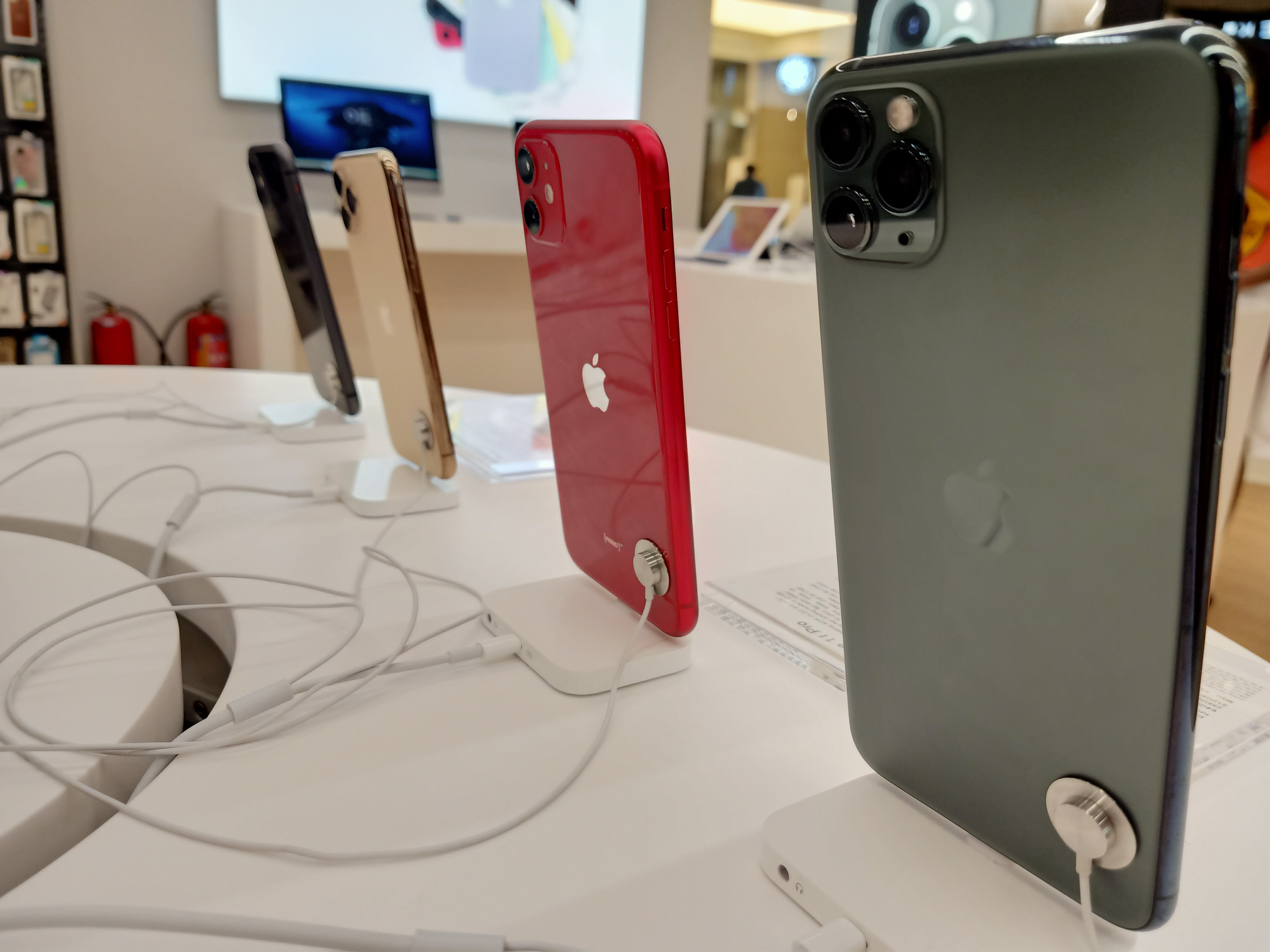 Điện thoại giảm giá tuần này: Giá iPhone chính hãng lẫn xách tay đều biến động nhẹ - Ảnh 2. Điện thoại giảm giá tuần này: Giá iPhone chính hãng lẫn xách tay đều biến động nhẹ - Ảnh 2.