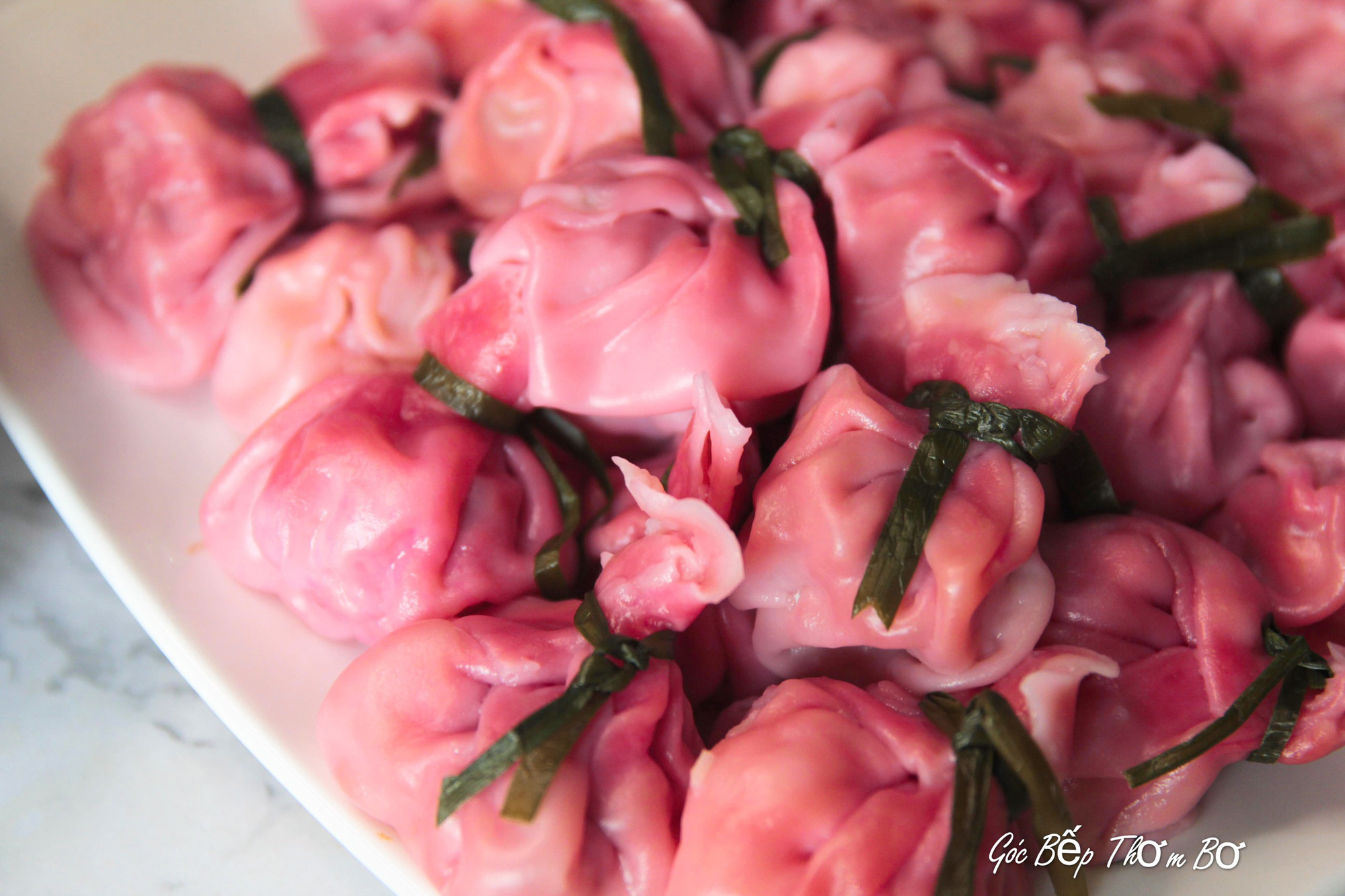 Làm hoành thánh bằng thanh long ruột đỏ bán không kịp nghỉ tay - Ảnh 2. Làm hoành thánh bằng thanh long ruột đỏ bán không kịp nghỉ tay - Ảnh 2.