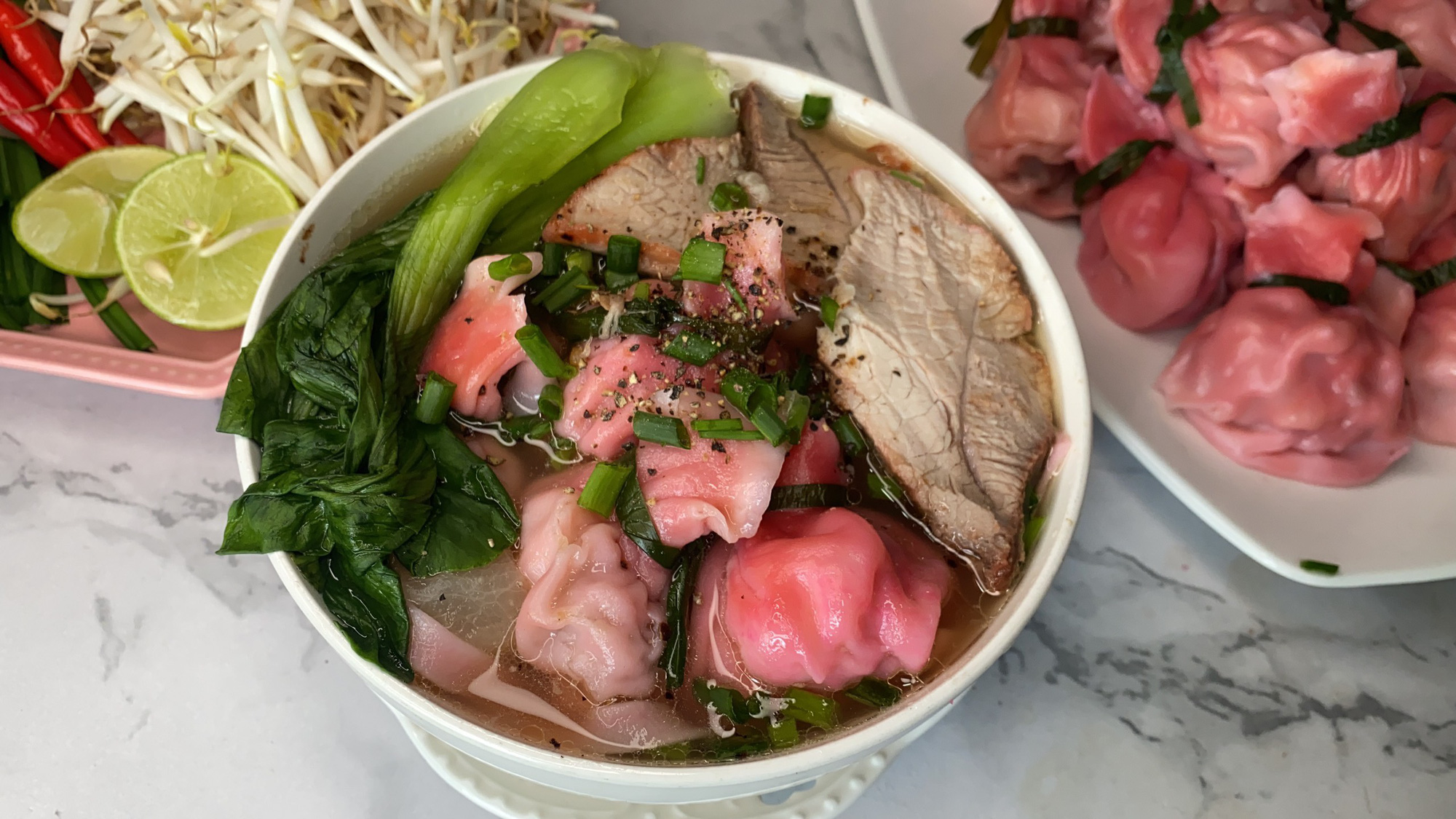 Làm hoành thánh bằng thanh long ruột đỏ bán không kịp nghỉ tay - Ảnh 6. Làm hoành thánh bằng thanh long ruột đỏ bán không kịp nghỉ tay - Ảnh 6.