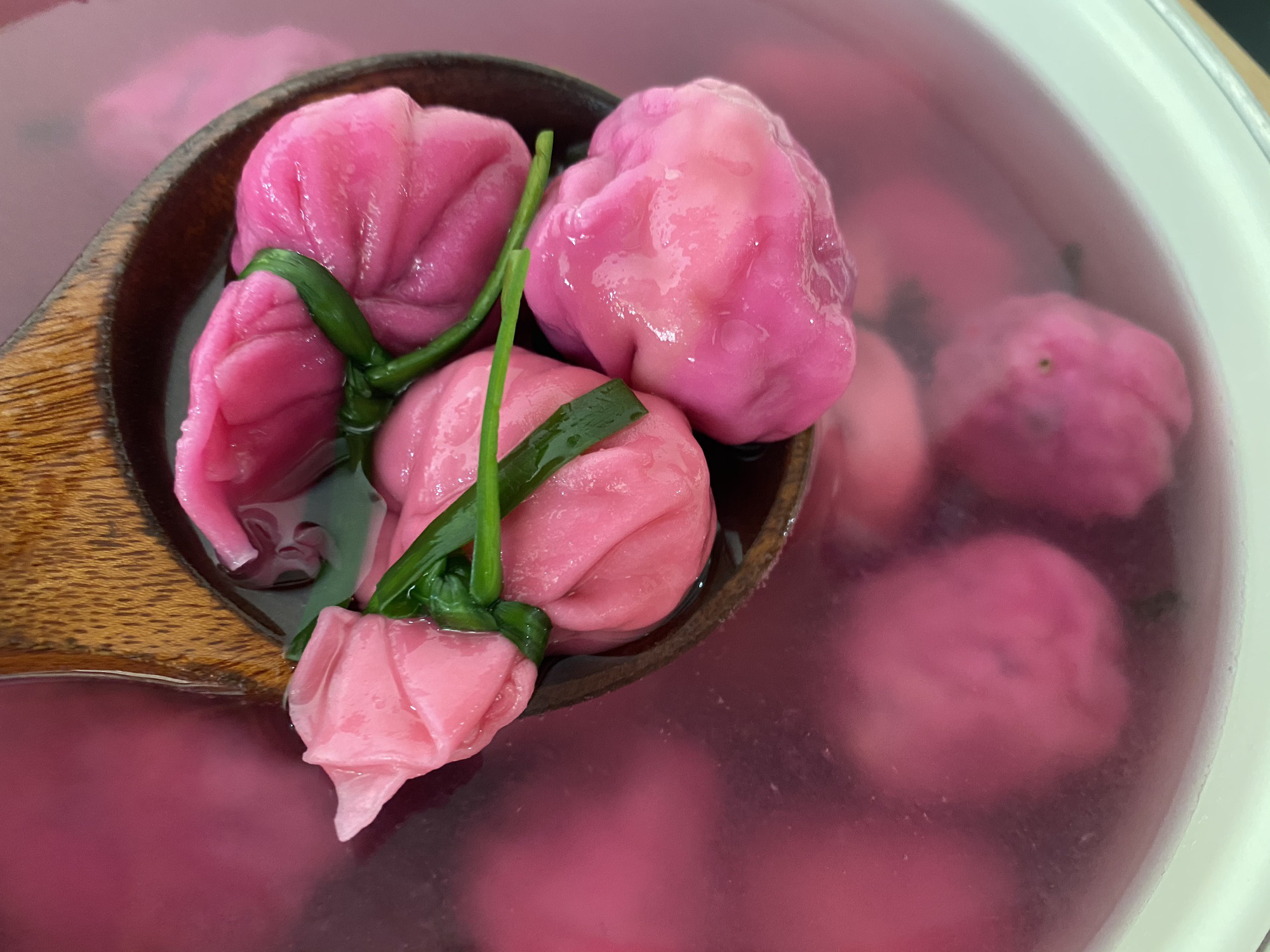 Làm hoành thánh bằng thanh long ruột đỏ bán không kịp nghỉ tay - Ảnh 2. Làm hoành thánh bằng thanh long ruột đỏ bán không kịp nghỉ tay - Ảnh 2.