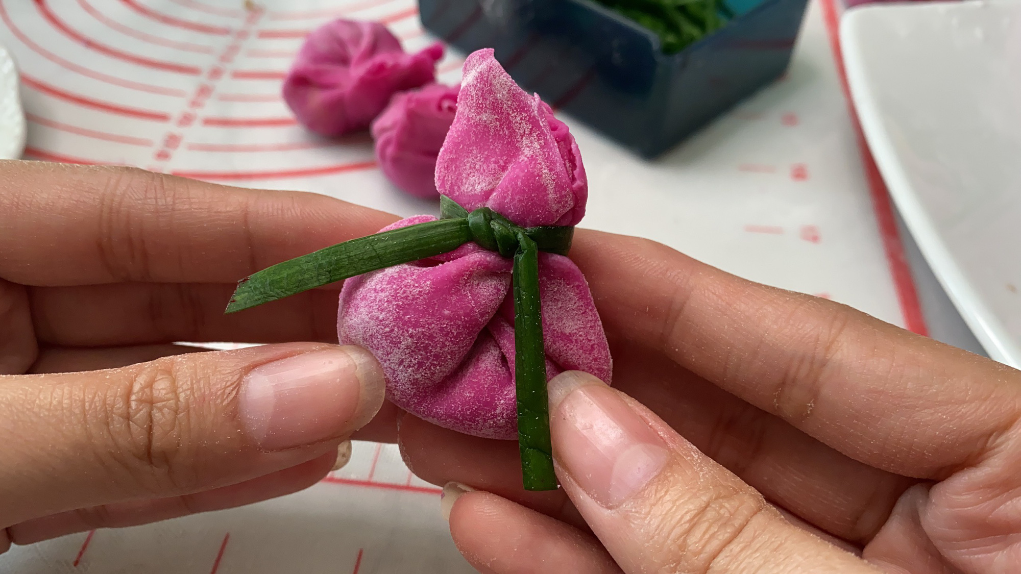 Làm hoành thánh bằng thanh long ruột đỏ bán không kịp nghỉ tay - Ảnh 1. Làm hoành thánh bằng thanh long ruột đỏ bán không kịp nghỉ tay - Ảnh 1.