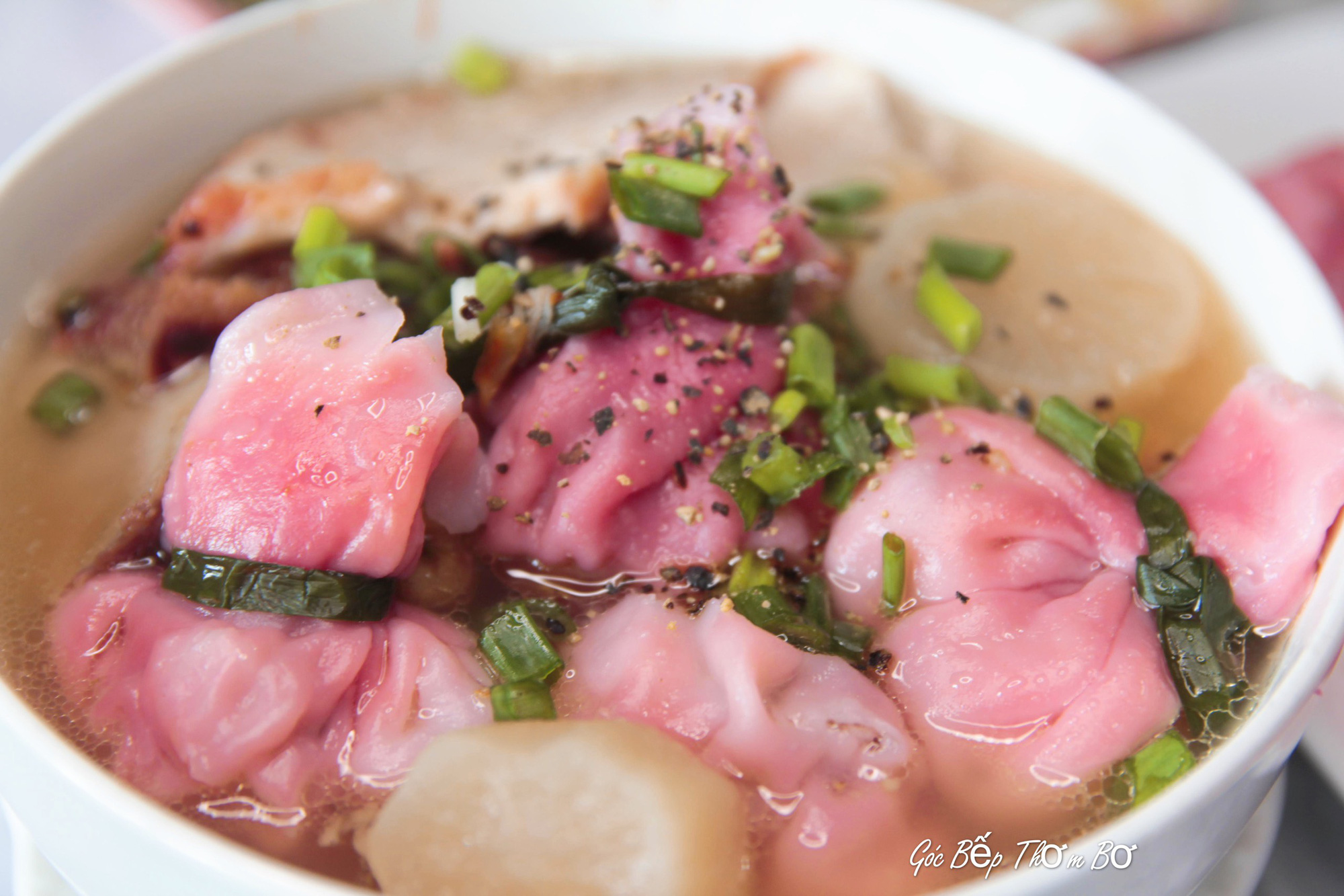Làm hoành thánh bằng thanh long ruột đỏ bán không kịp nghỉ tay - Ảnh 5. Làm hoành thánh bằng thanh long ruột đỏ bán không kịp nghỉ tay - Ảnh 5.