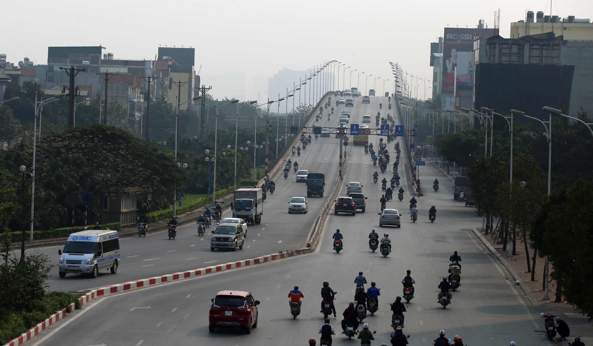 Rào chắn cầu Vĩnh Tuy hai tháng để sửa chữa - Ảnh 1. Rào chắn cầu Vĩnh Tuy hai tháng để sửa chữa - Ảnh 1.
