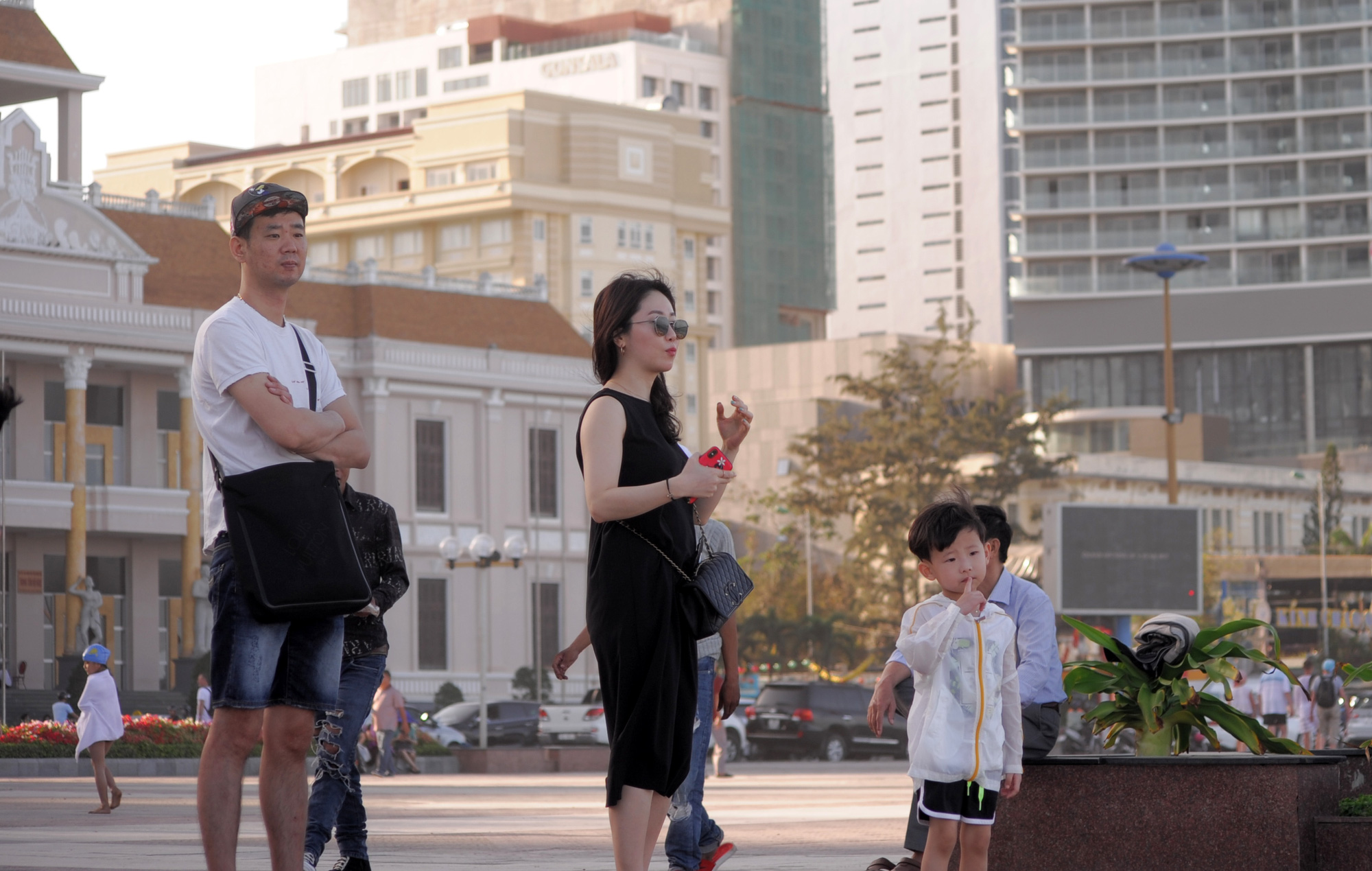 Đến sân bay quốc tế Cam Ranh, người Hàn Quốc đi đường riêng qua 2 hai máy đo thân nhiệt - Ảnh 5. Đến sân bay quốc tế Cam Ranh, người Hàn Quốc đi đường riêng qua 2 hai máy đo thân nhiệt - Ảnh 5.