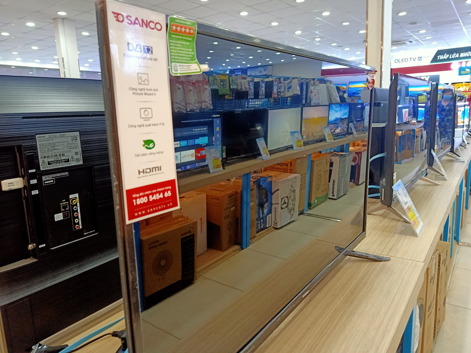 Tivi giảm giá tuần này: Thị trường vẫn nóng bất chấp dịch COVID-19 hoành hành - Ảnh 1.