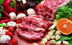 Giá cả thị trường hôm nay 26/2: Heo hơi ngừng giảm, siêu thị khuyến mãi hải sản