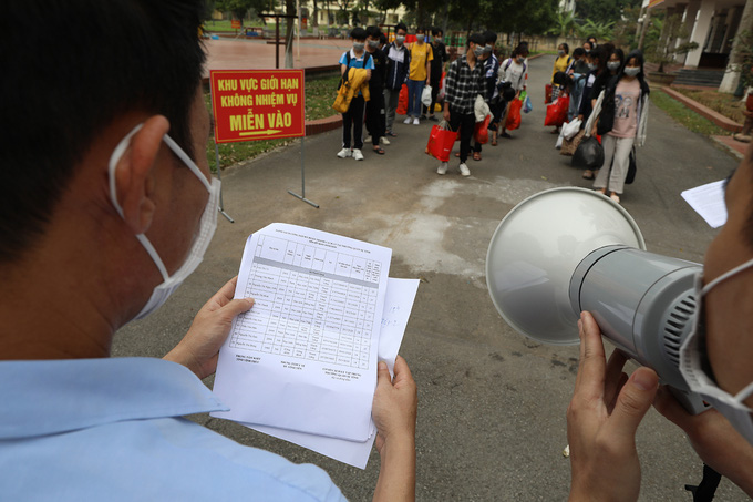 82 người Vĩnh Phúc về nhà sau nửa tháng cách ly - Ảnh 2.