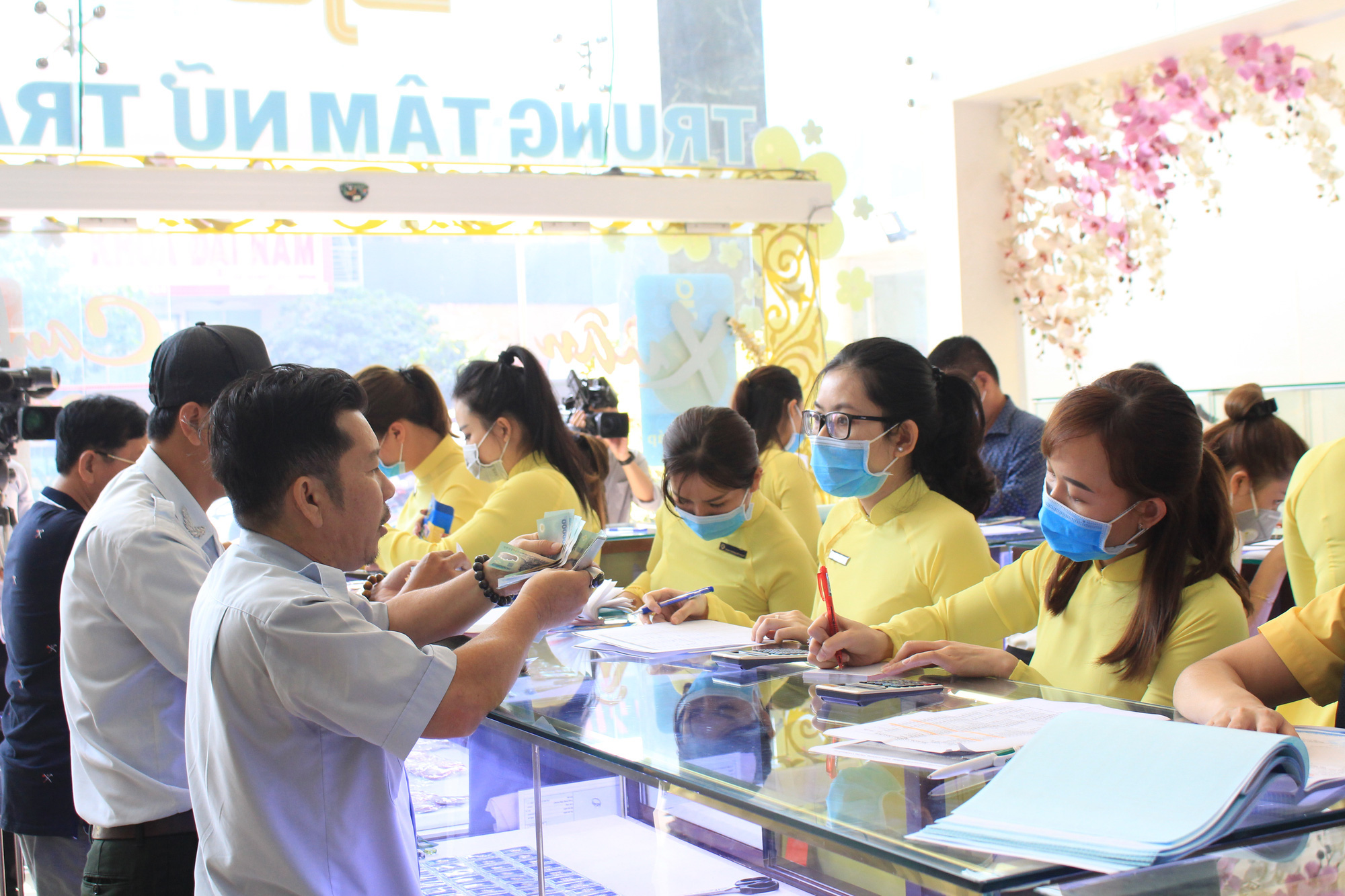 Vì sao giá vàng tăng sốc lên 50 triệu đồng/lượng, có nên mua vàng lúc này? - Ảnh 4.