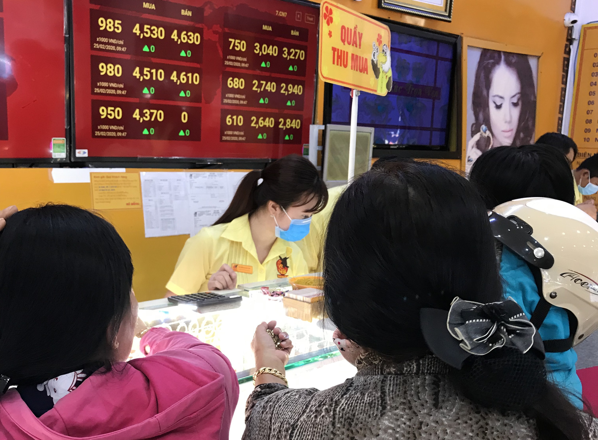 Đổ xô bán vàng trước khi giá lịch sử 49 triệu đồng/lượng 'sập' - Ảnh 2.
