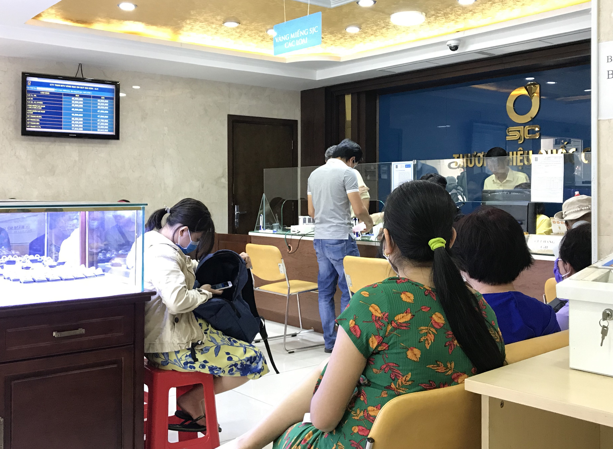 Giá vàng mất thêm cả triệu, tổng cộng đứt hơn 3 triệu sau khi lên đỉnh 49 triệu đồng/lượng - Ảnh 1. Giá vàng mất thêm cả triệu, tổng cộng đứt hơn 3 triệu sau khi lên đỉnh 49 triệu đồng/lượng - Ảnh 1.
