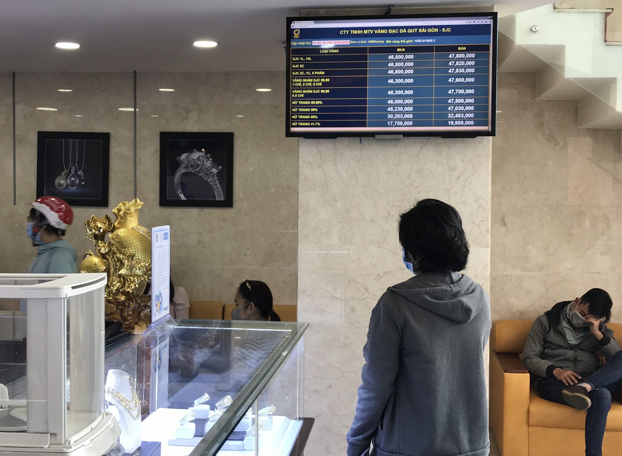 Đổ xô bán vàng trước khi giá lịch sử 49 triệu đồng/lượng 'sập' - Ảnh 4.