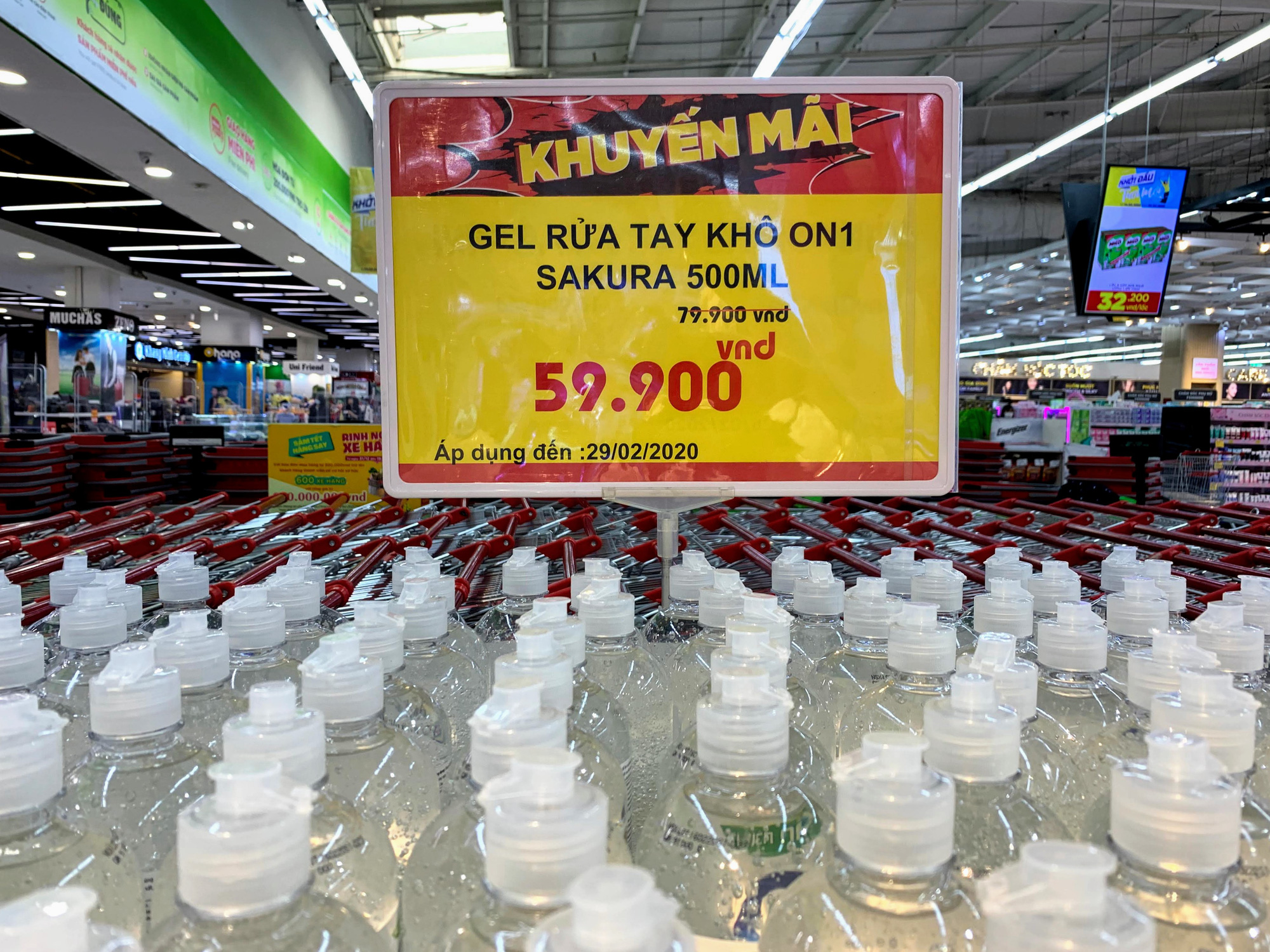 Ma trận nước rửa tay, gel sát khuẩn tại các siêu thị ở Hà Nội làm khó người tiêu dùng - Ảnh 3. Ma trận nước rửa tay, gel sát khuẩn tại các siêu thị ở Hà Nội làm khó người tiêu dùng - Ảnh 3.