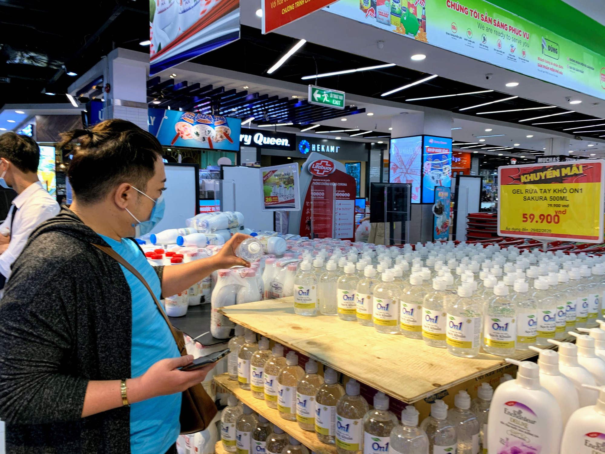 Ma trận nước rửa tay, gel sát khuẩn tại các siêu thị ở Hà Nội làm khó người tiêu dùng - Ảnh 10. Ma trận nước rửa tay, gel sát khuẩn tại các siêu thị ở Hà Nội làm khó người tiêu dùng - Ảnh 10.