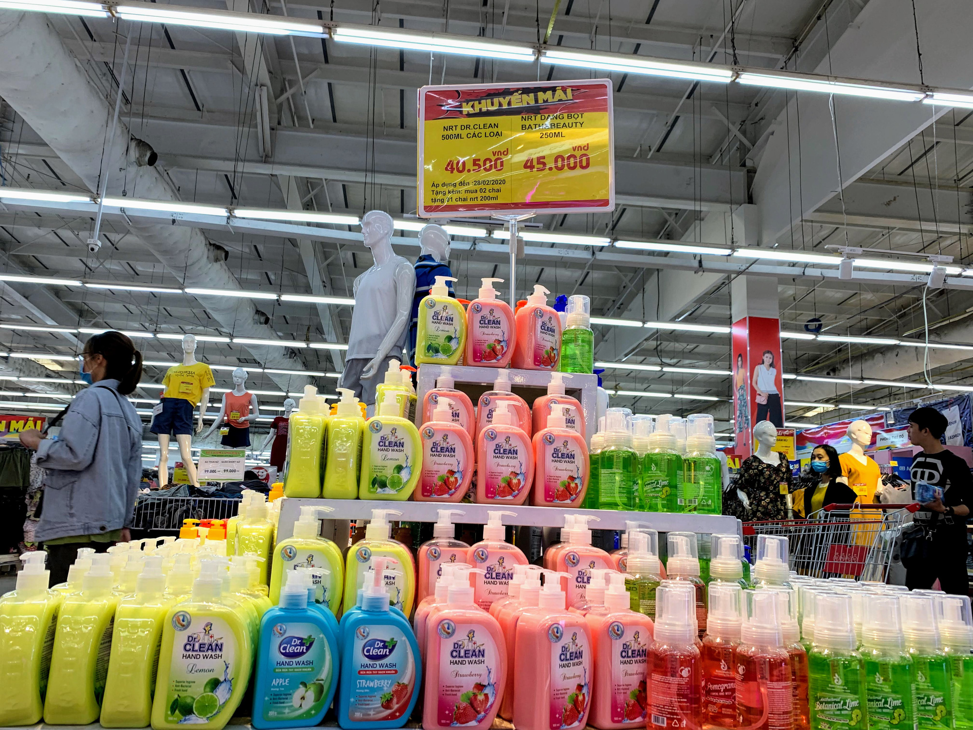 Ma trận nước rửa tay, gel sát khuẩn tại các siêu thị ở Hà Nội làm khó người tiêu dùng - Ảnh 6. Ma trận nước rửa tay, gel sát khuẩn tại các siêu thị ở Hà Nội làm khó người tiêu dùng - Ảnh 6.