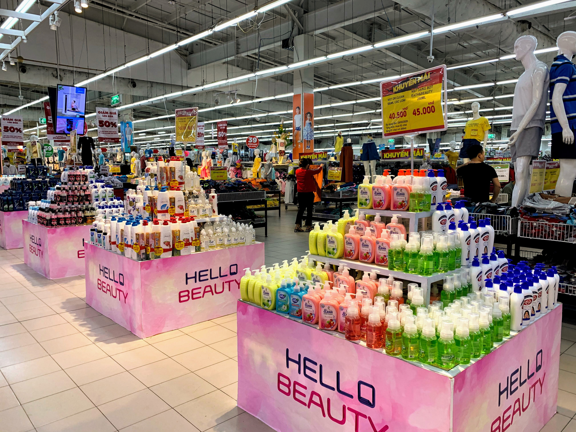 Ma trận nước rửa tay, gel sát khuẩn tại các siêu thị ở Hà Nội làm khó người tiêu dùng - Ảnh 2. Ma trận nước rửa tay, gel sát khuẩn tại các siêu thị ở Hà Nội làm khó người tiêu dùng - Ảnh 2.
