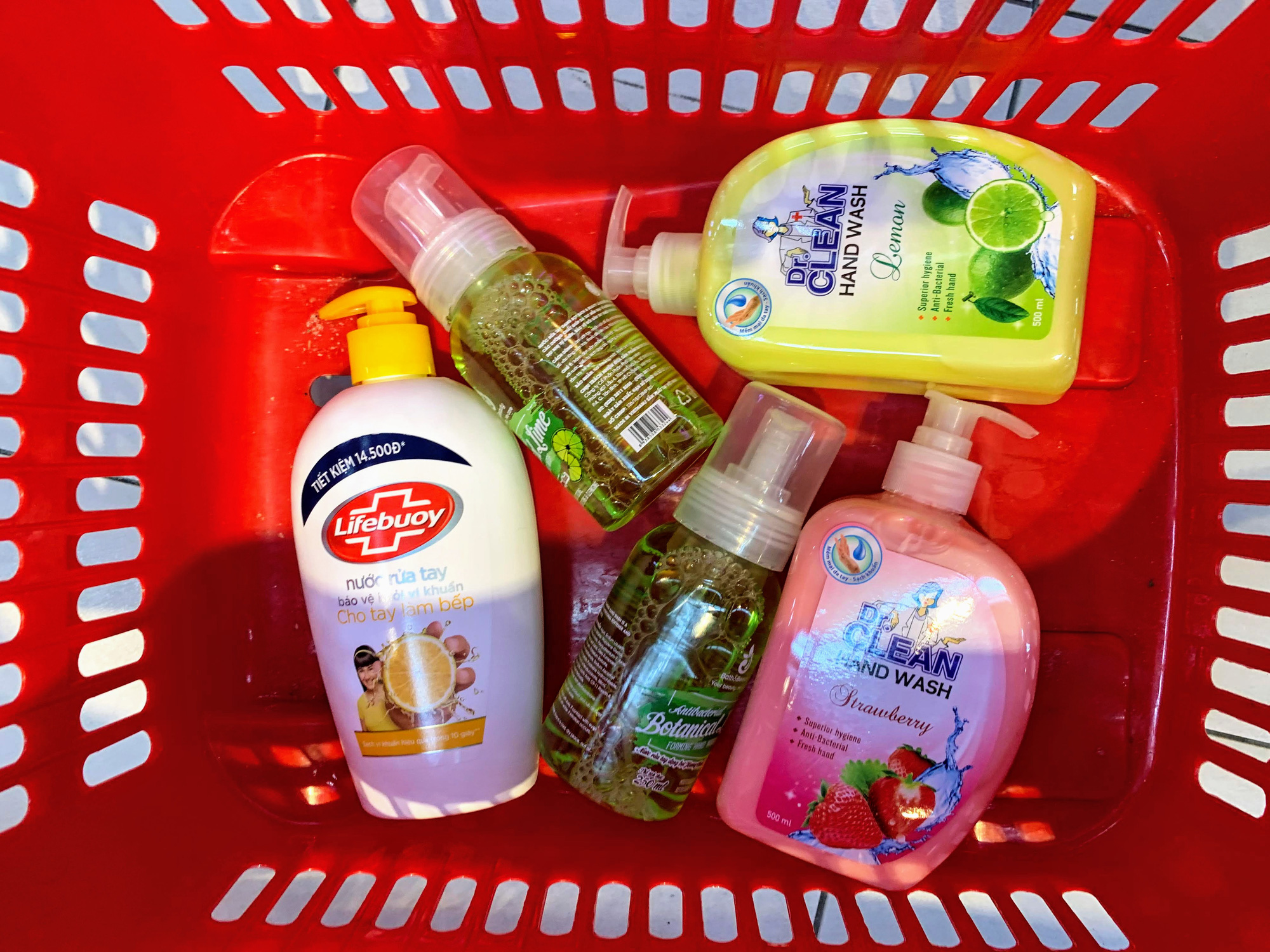 Ma trận nước rửa tay, gel sát khuẩn tại các siêu thị ở Hà Nội làm khó người tiêu dùng - Ảnh 11. Ma trận nước rửa tay, gel sát khuẩn tại các siêu thị ở Hà Nội làm khó người tiêu dùng - Ảnh 11.