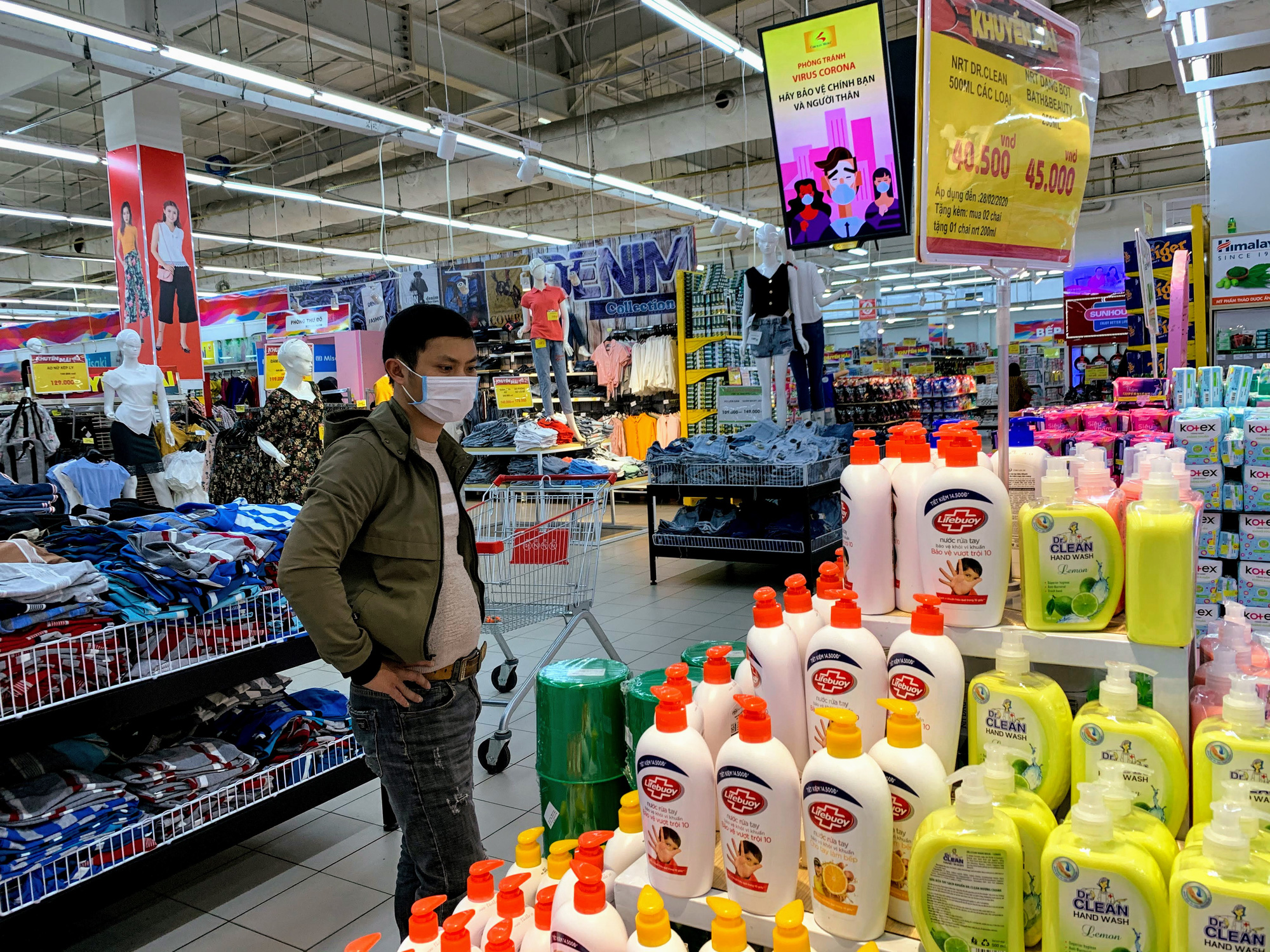 Ma trận nước rửa tay, gel sát khuẩn tại các siêu thị ở Hà Nội làm khó người tiêu dùng - Ảnh 8. Ma trận nước rửa tay, gel sát khuẩn tại các siêu thị ở Hà Nội làm khó người tiêu dùng - Ảnh 8.