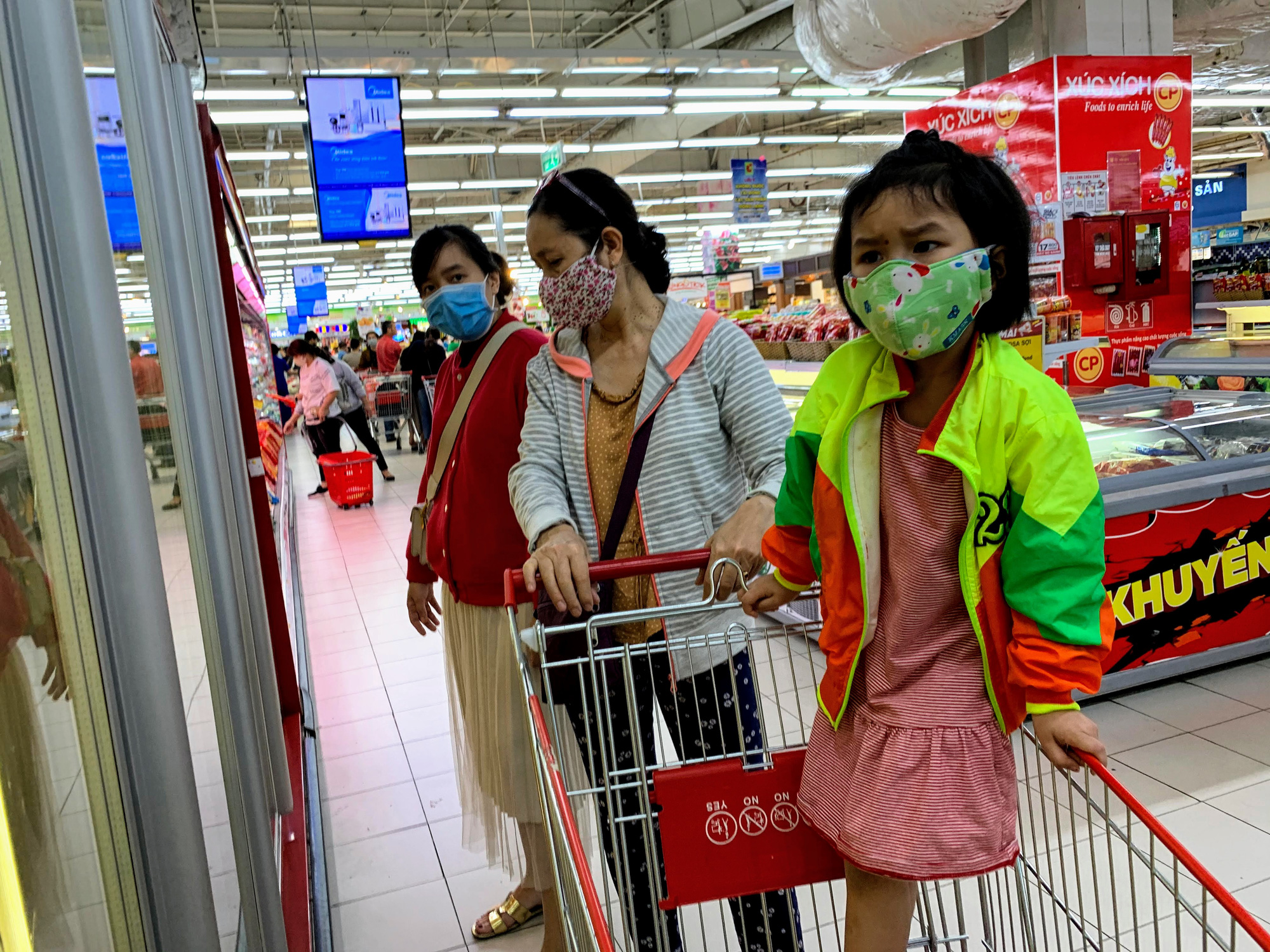 Ma trận nước rửa tay, gel sát khuẩn tại các siêu thị ở Hà Nội làm khó người tiêu dùng - Ảnh 9. Ma trận nước rửa tay, gel sát khuẩn tại các siêu thị ở Hà Nội làm khó người tiêu dùng - Ảnh 9.