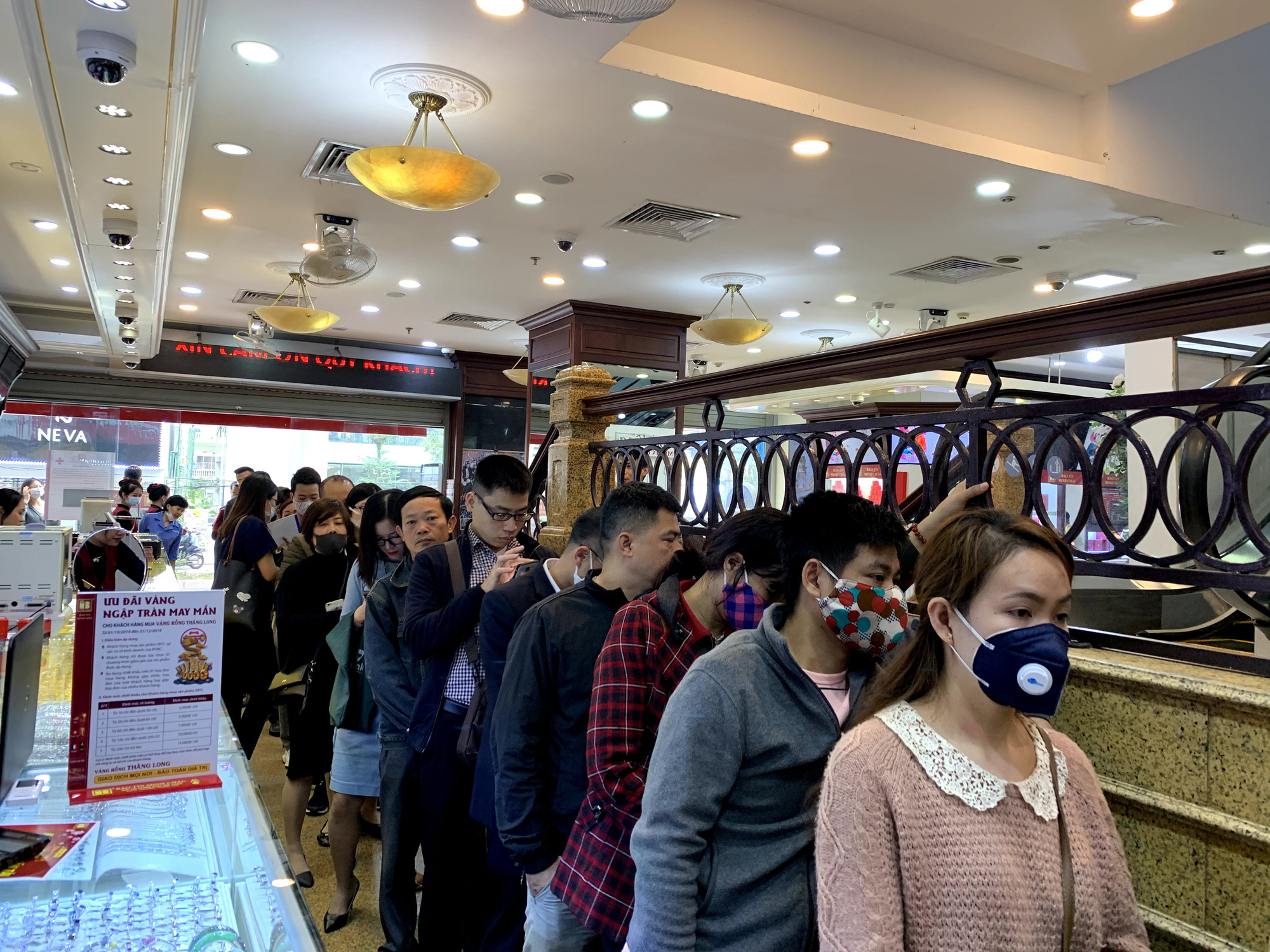 Vàng ‘bốc hơi’ 2 triệu đồng/lượng, người dân ồ ạt bán tháo - Ảnh 2.