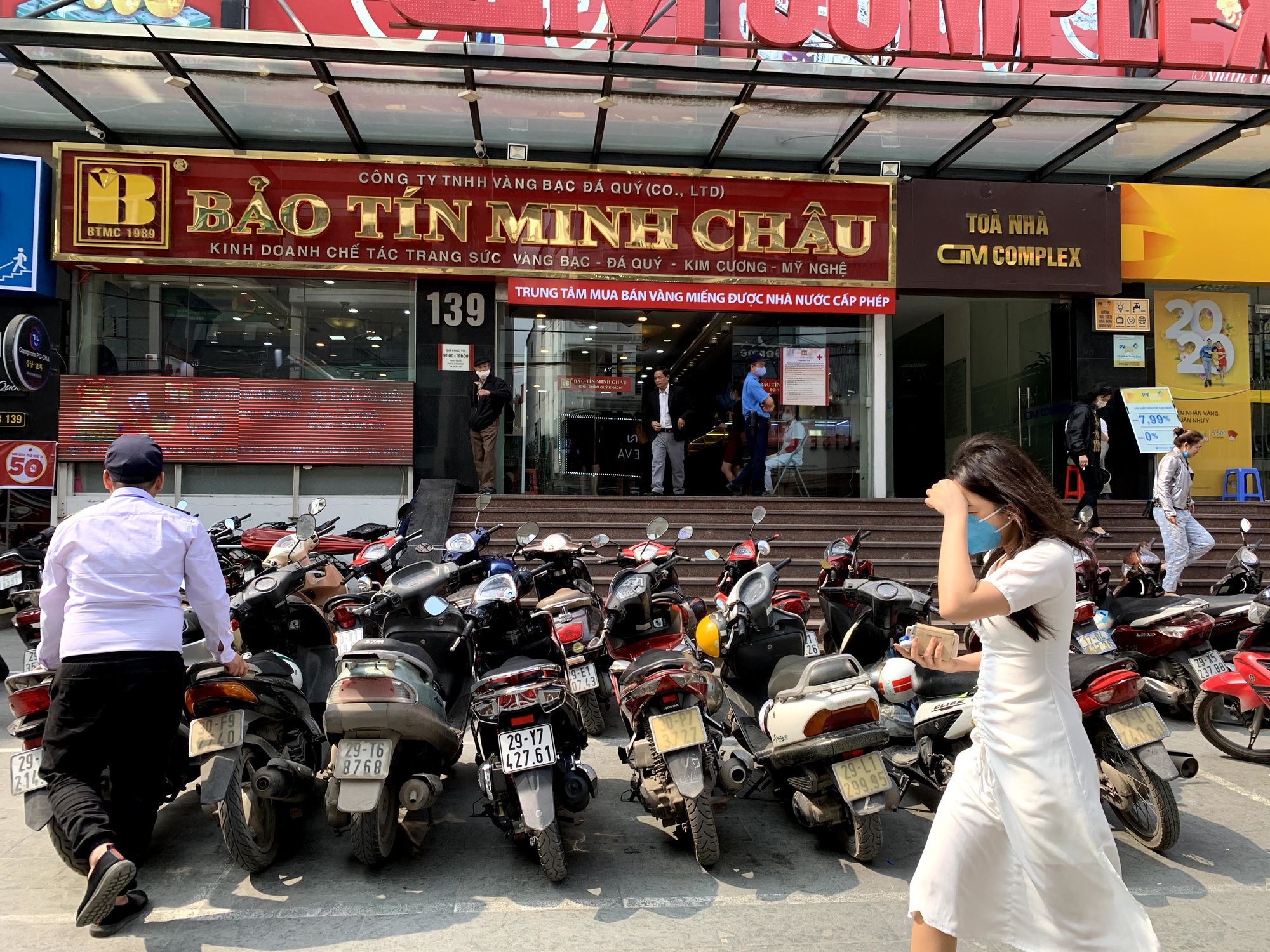 Vàng ‘bốc hơi’ 2 triệu đồng/lượng, người dân ồ ạt bán tháo - Ảnh 1.