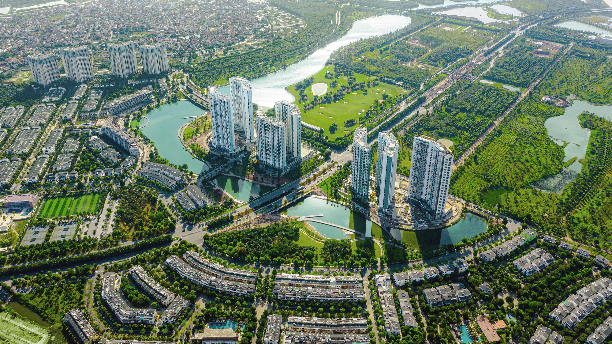 Vì sao nhà đầu tư vẫn 'ùn ùn' rót tiền vào bất động sản? - Ảnh 1. Vì sao nhà đầu tư vẫn 'ùn ùn' rót tiền vào bất động sản? - Ảnh 1.