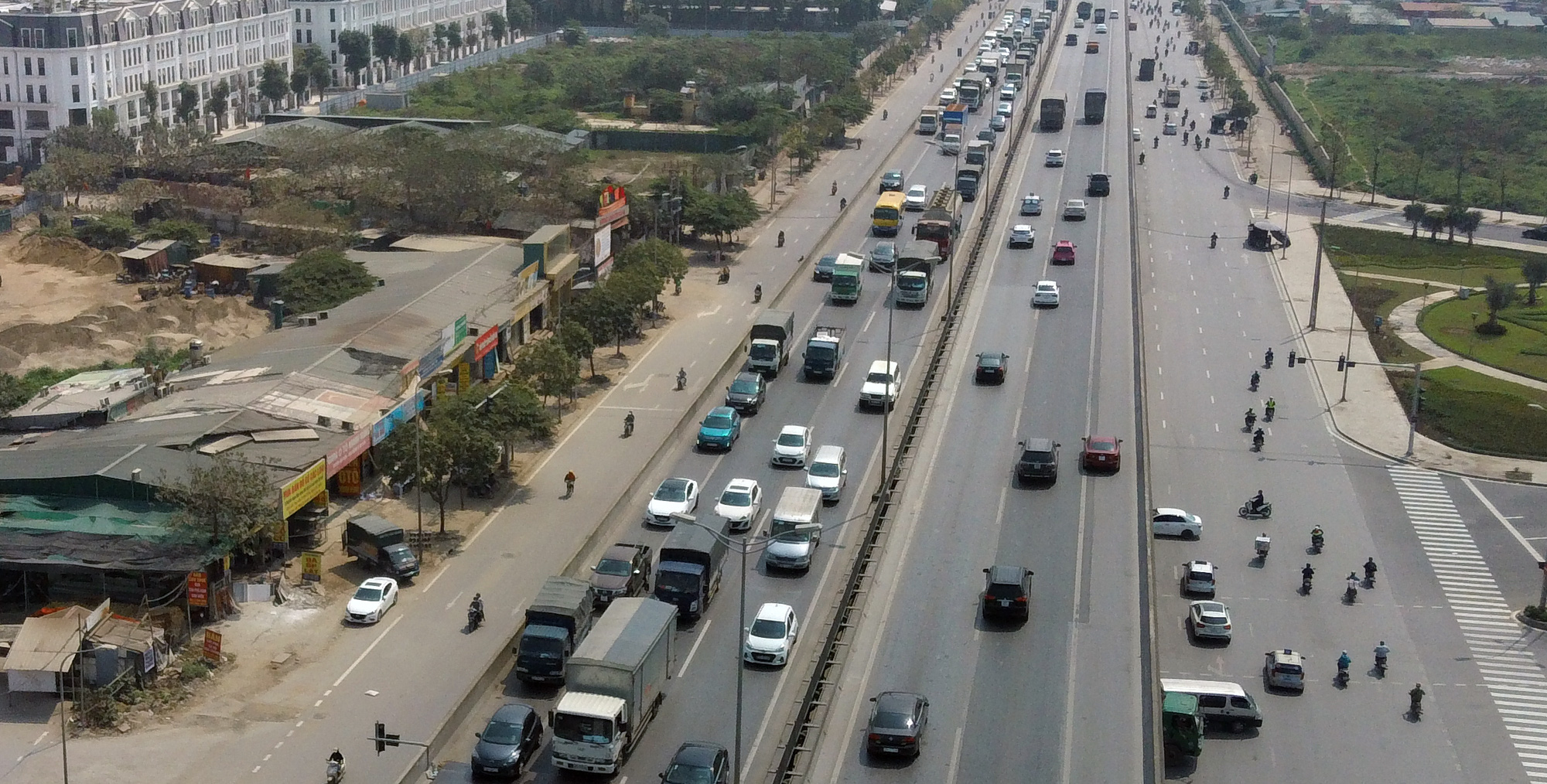 Vành đai 3 trên cao thường xuyên ùn tắc trong đợt sửa khe co giãn - Ảnh 11. Vành đai 3 trên cao thường xuyên ùn tắc trong đợt sửa khe co giãn - Ảnh 11.